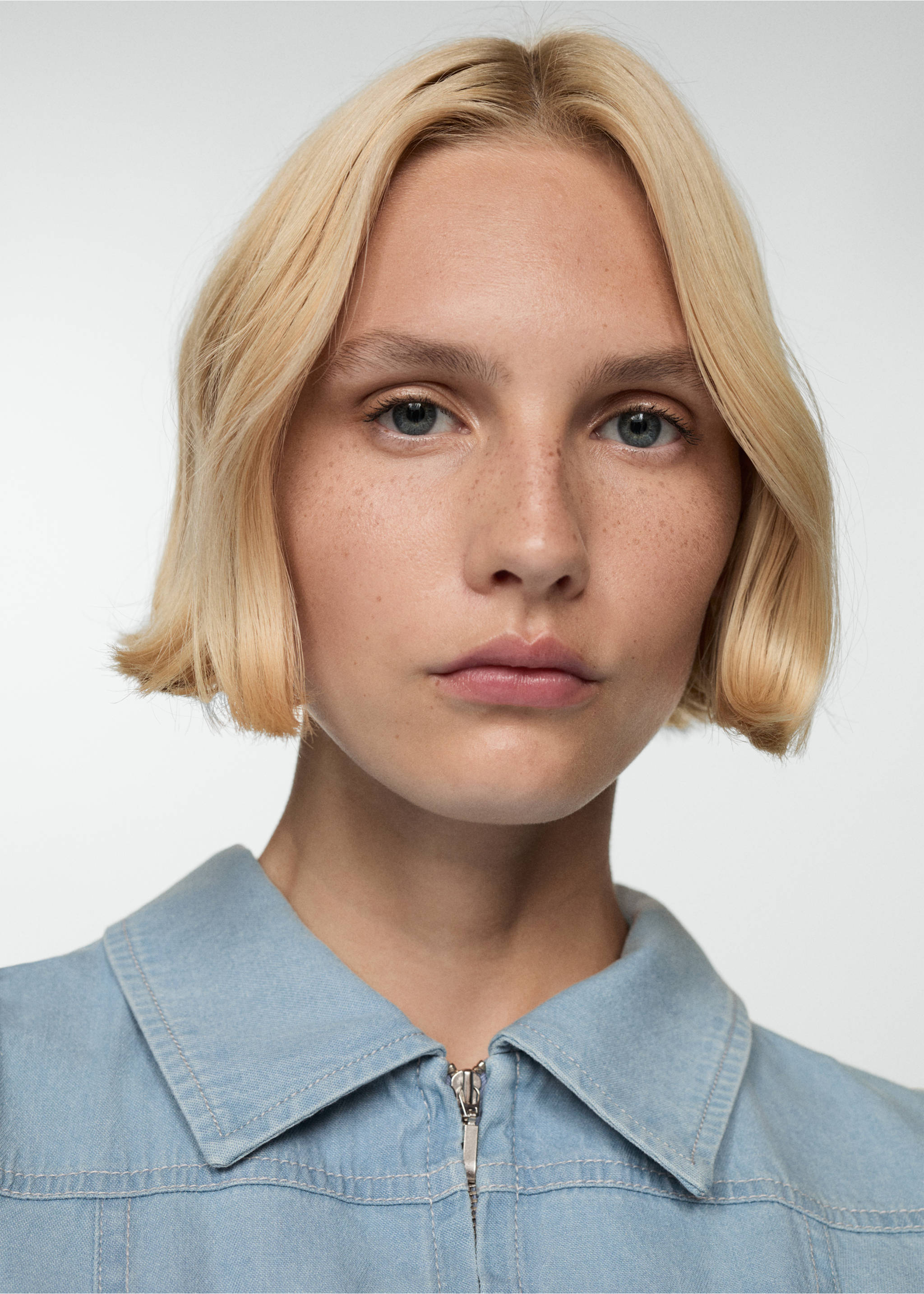 Denim jumpsuit belt - Details of the article 1, Light Blue. Ref: 77094013-00.