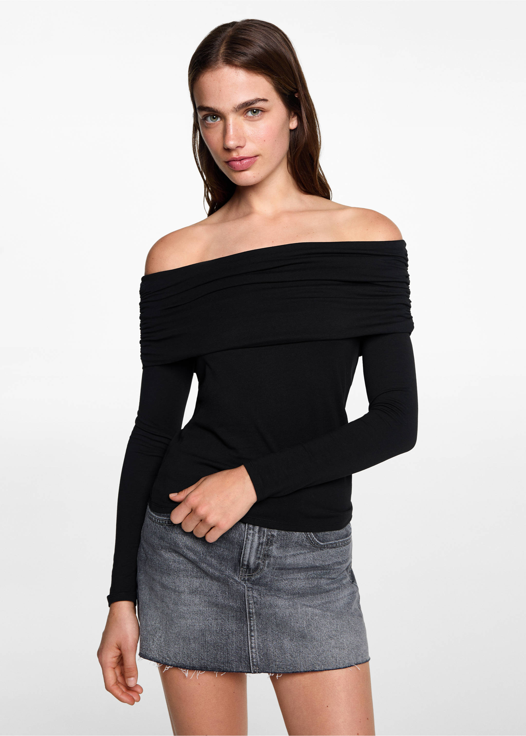 T-shirt com ombros de fora - Plano médio, Preto. Ref: 77094040-00.
