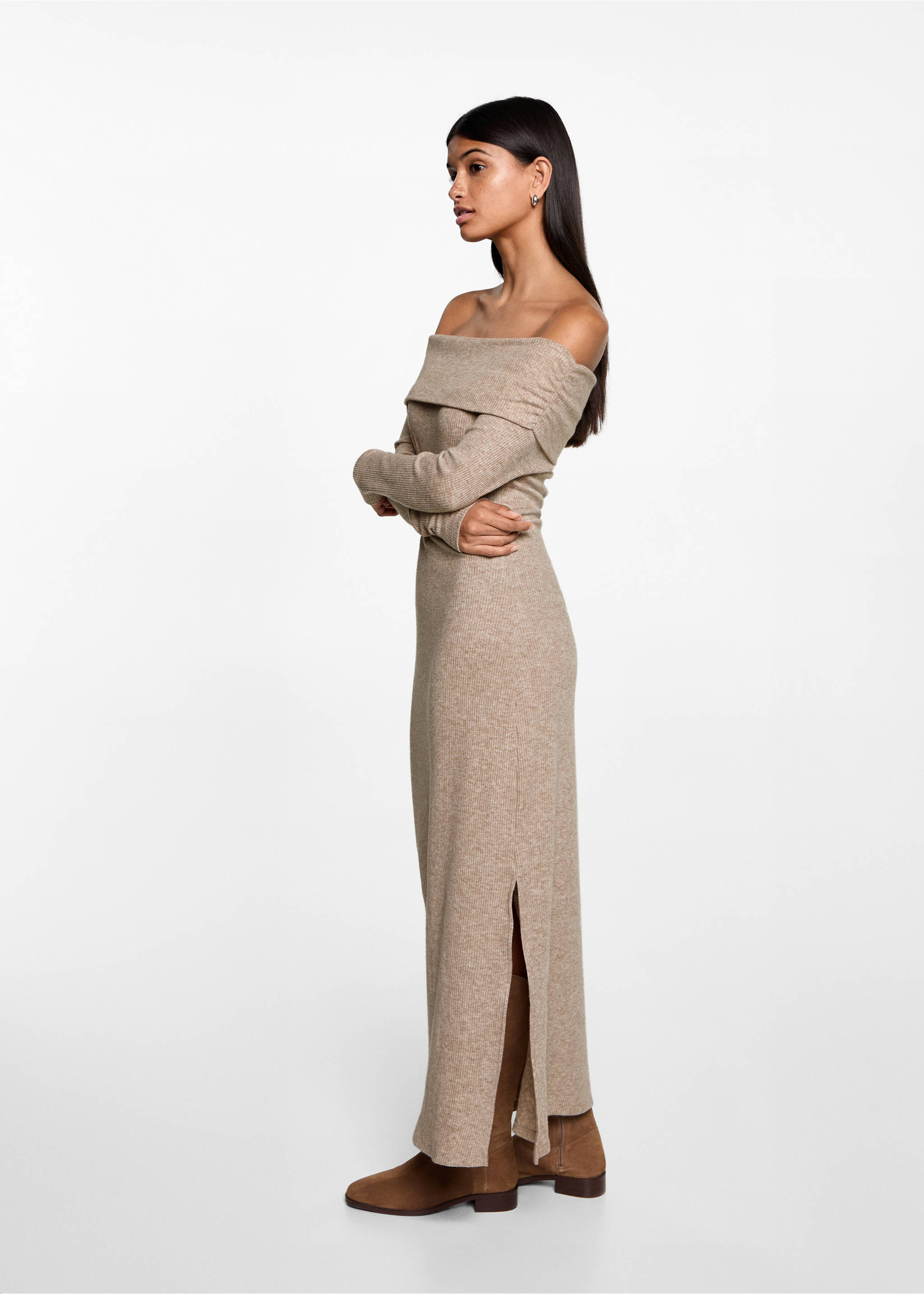 Vestido midi hombros descubiertos - Plano general, Arena. Ref: 77094053-00.