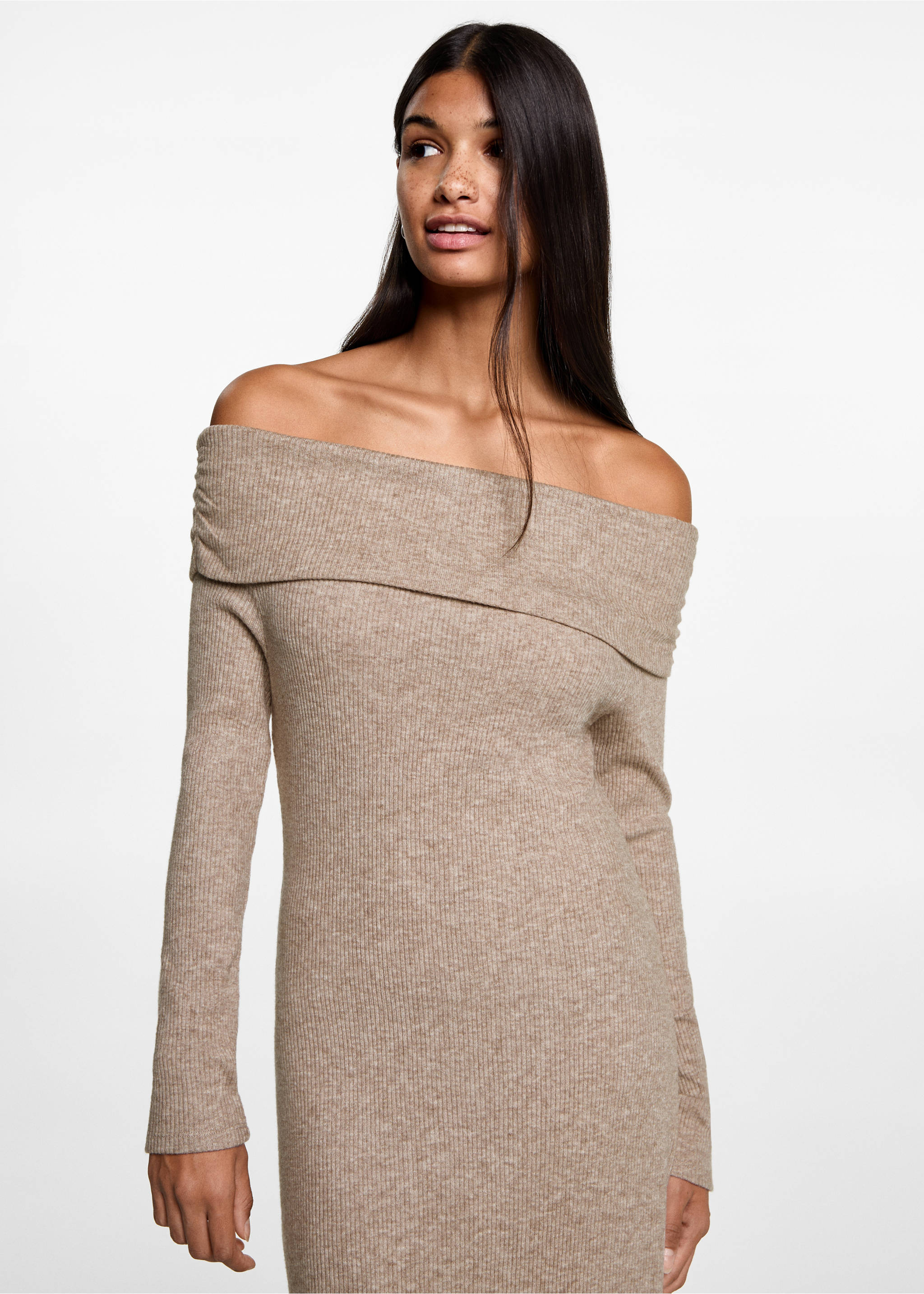 Vestido midi hombros descubiertos - Plano medio, Arena. Ref: 77094053-00.