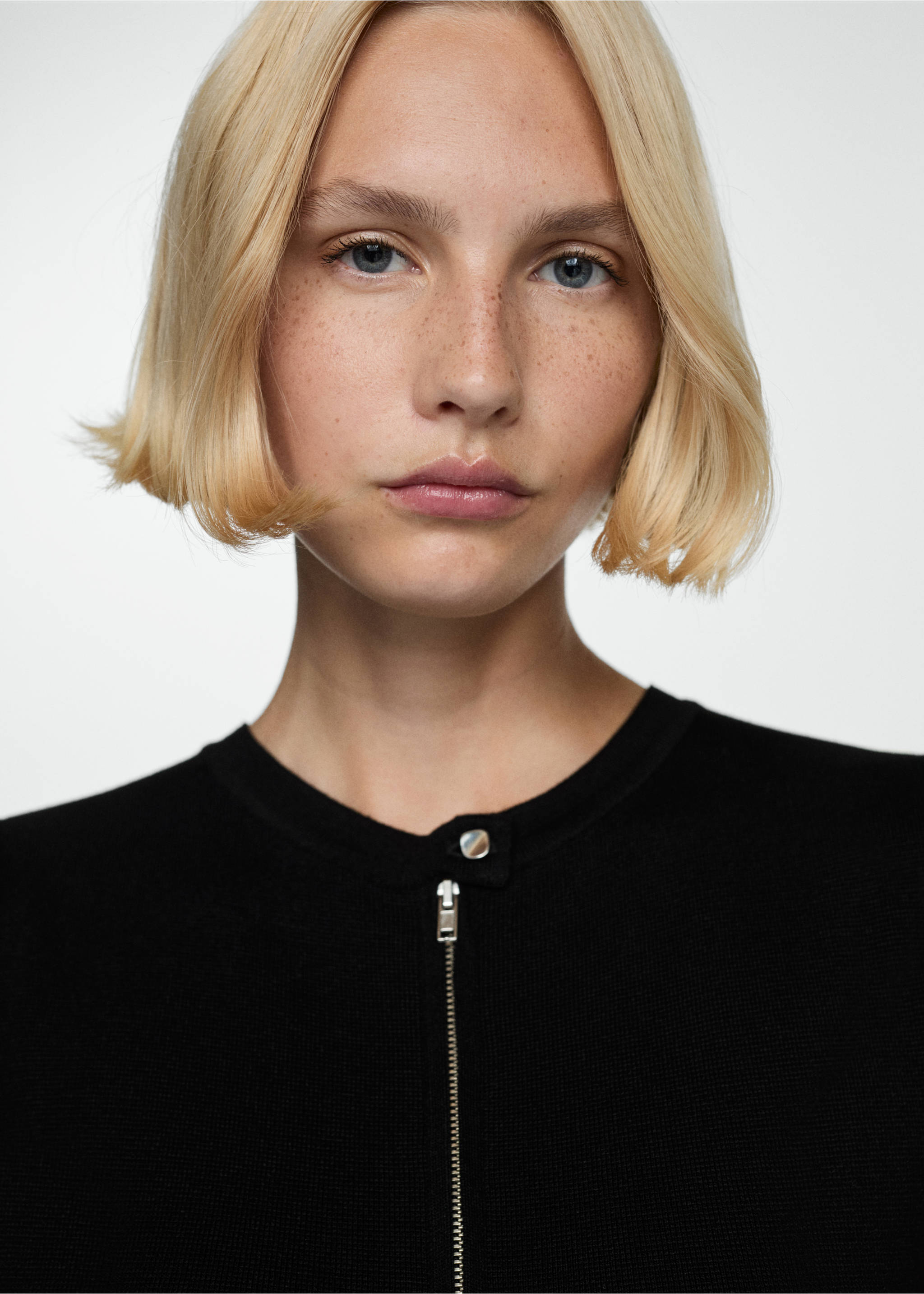 Short knitted dress with zip - Details of the article 1, Black. Ref: 77094060-00.