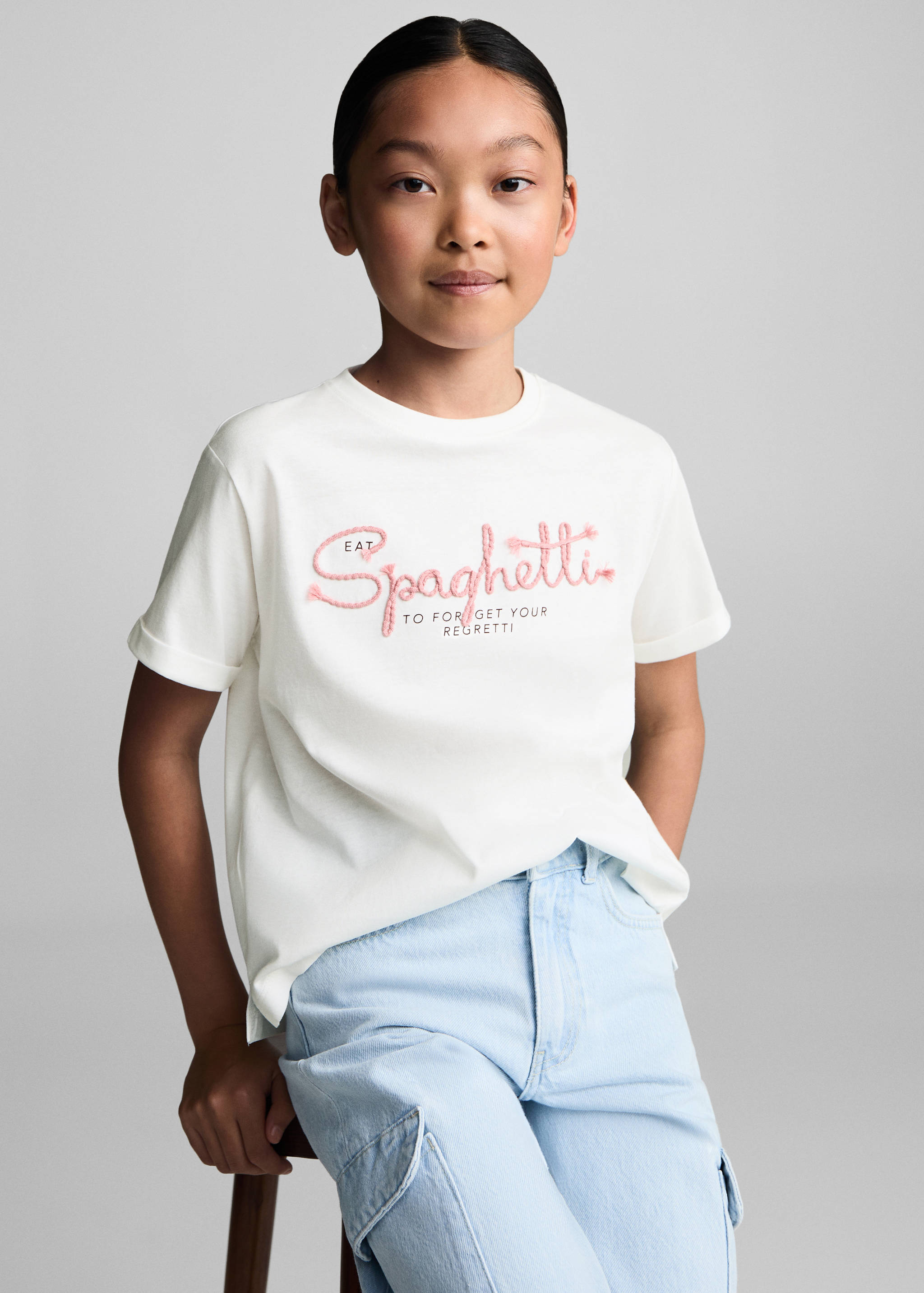 Camiseta mensaje bordado - Plano medio