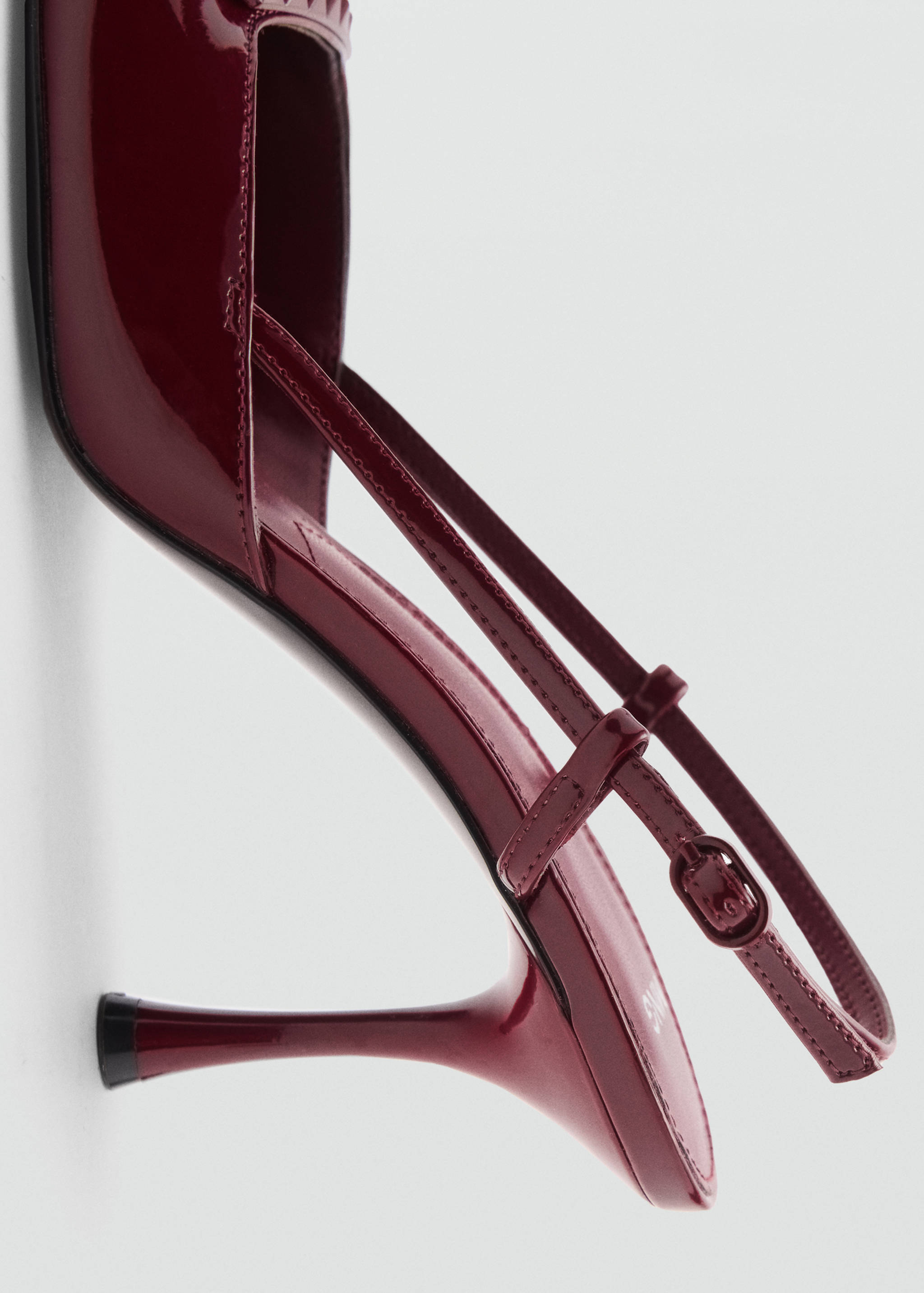 Patent leather slingback-heeled shoes - Details of the article 2