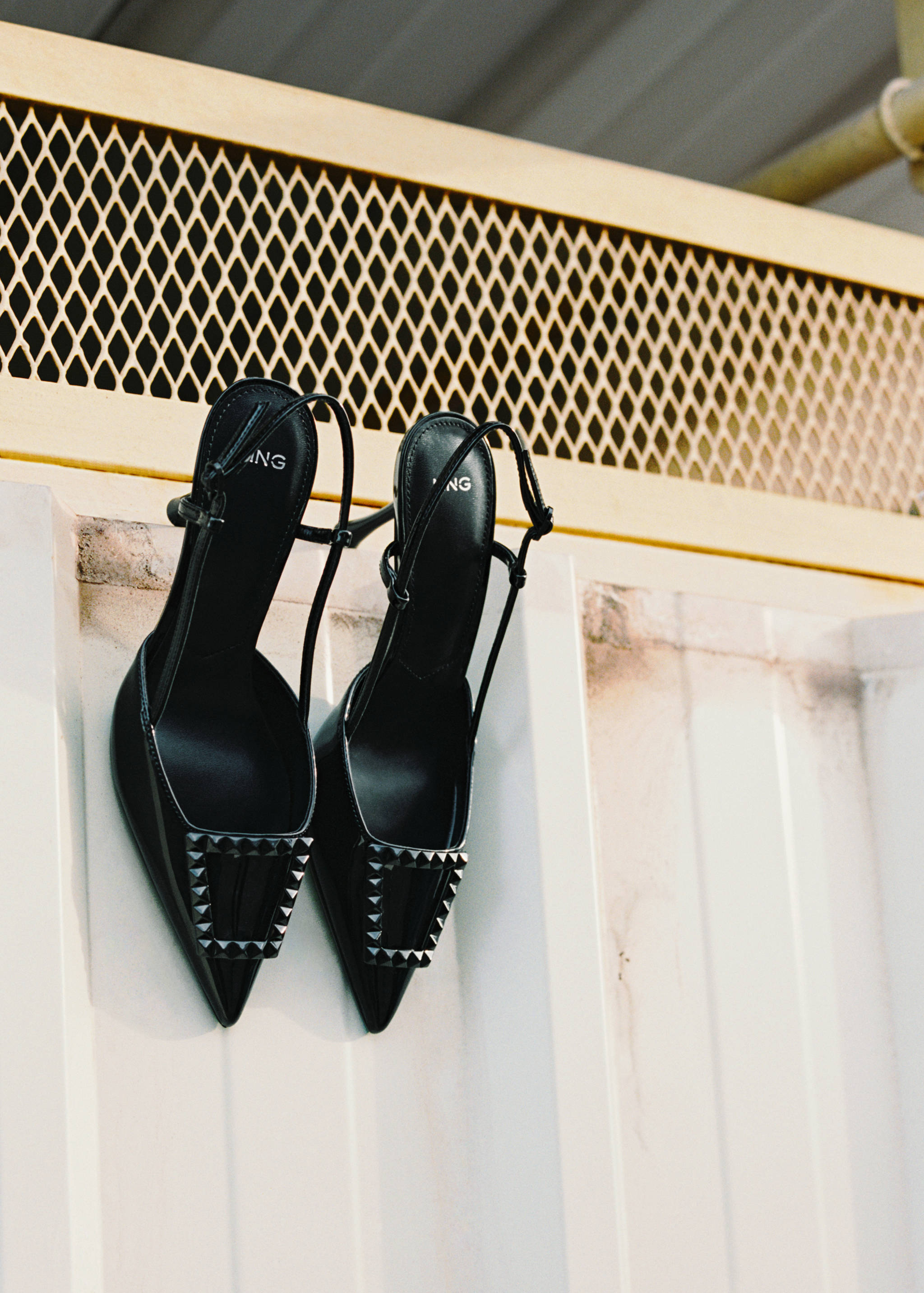 Sapato de verniz com salto e aberto atrás - Plano geral