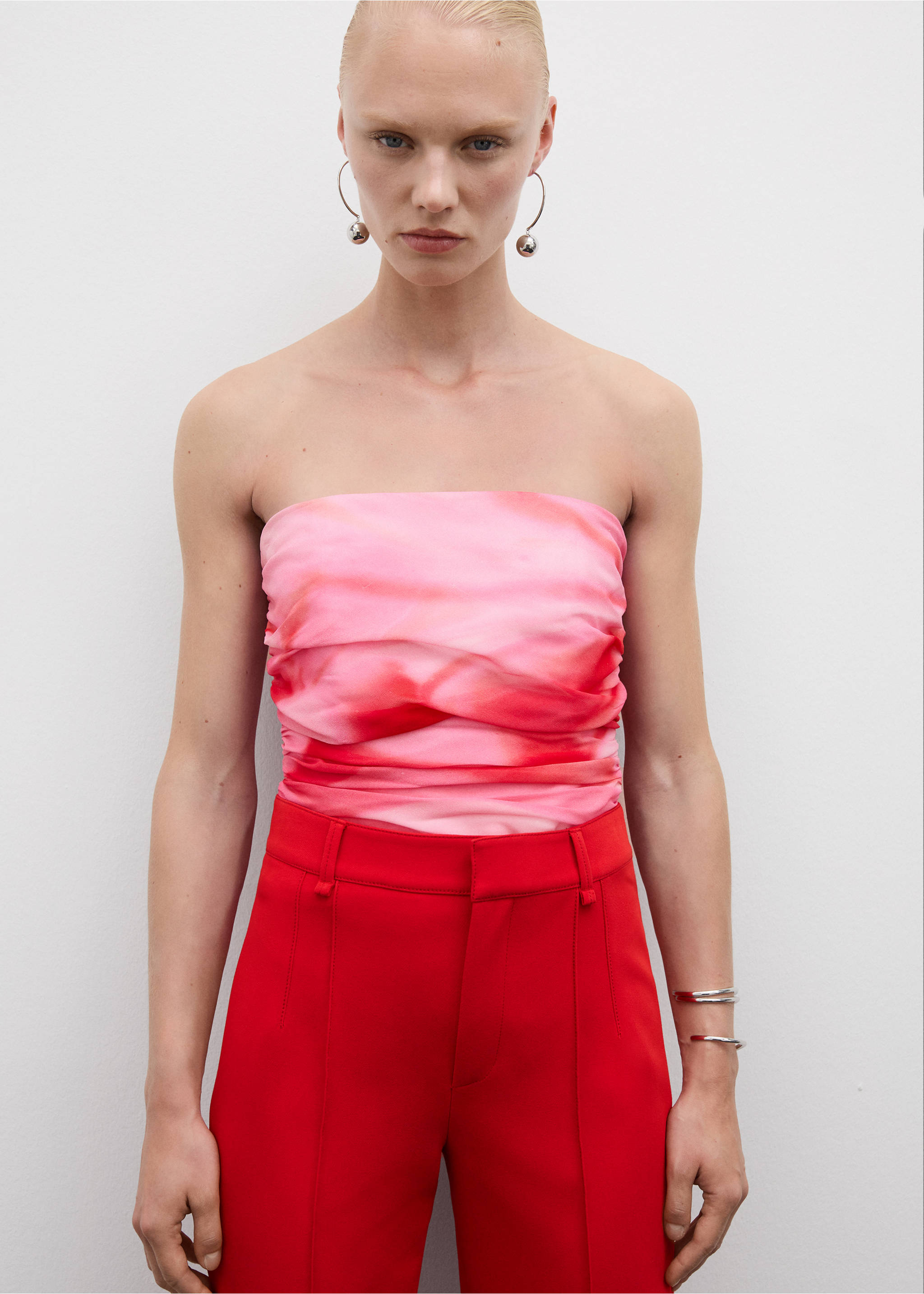 Straight-fit trousers with decorative seams - Details of the article 1, Red. Ref: 77094453-00.