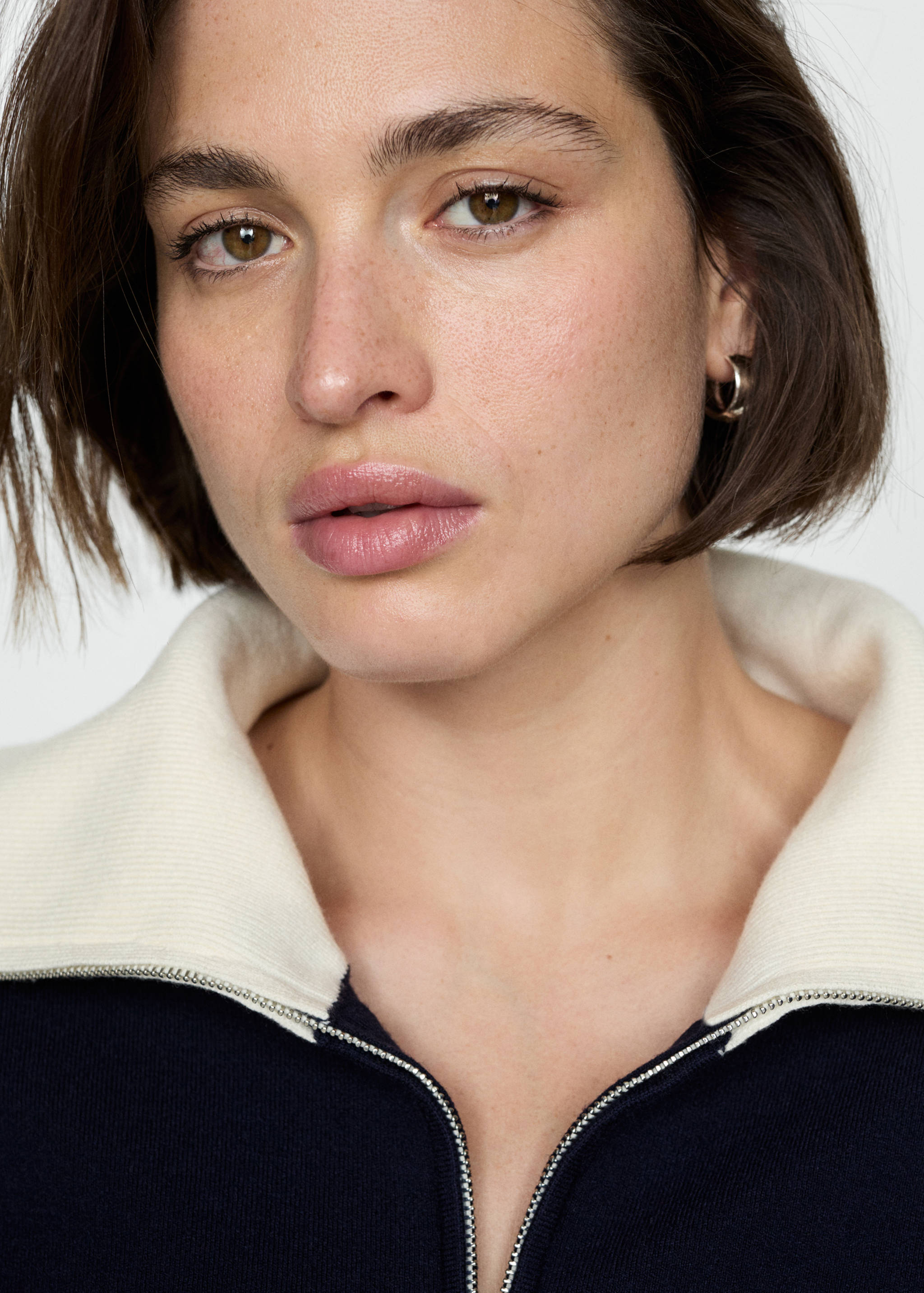 Sweater with contrasting collar - Details of the article 4