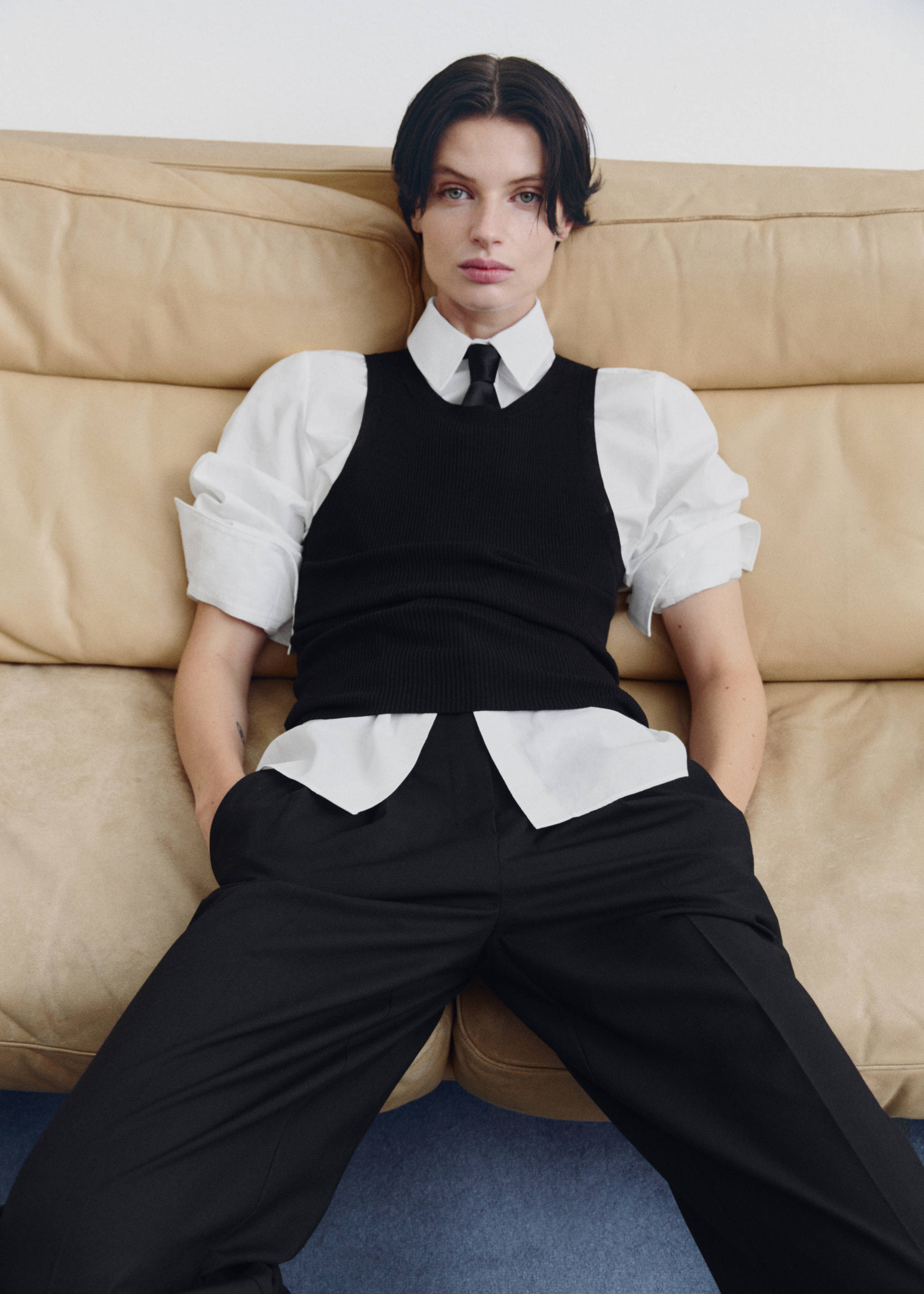 Corbata estrecha - Plano general