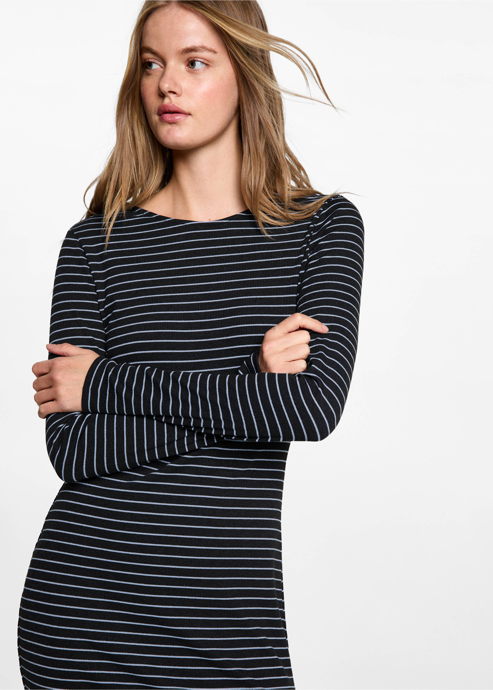 Sukienka z lureksu w paski z rozcięciem - Plan średni, Szary. Ref: 77094782-00.