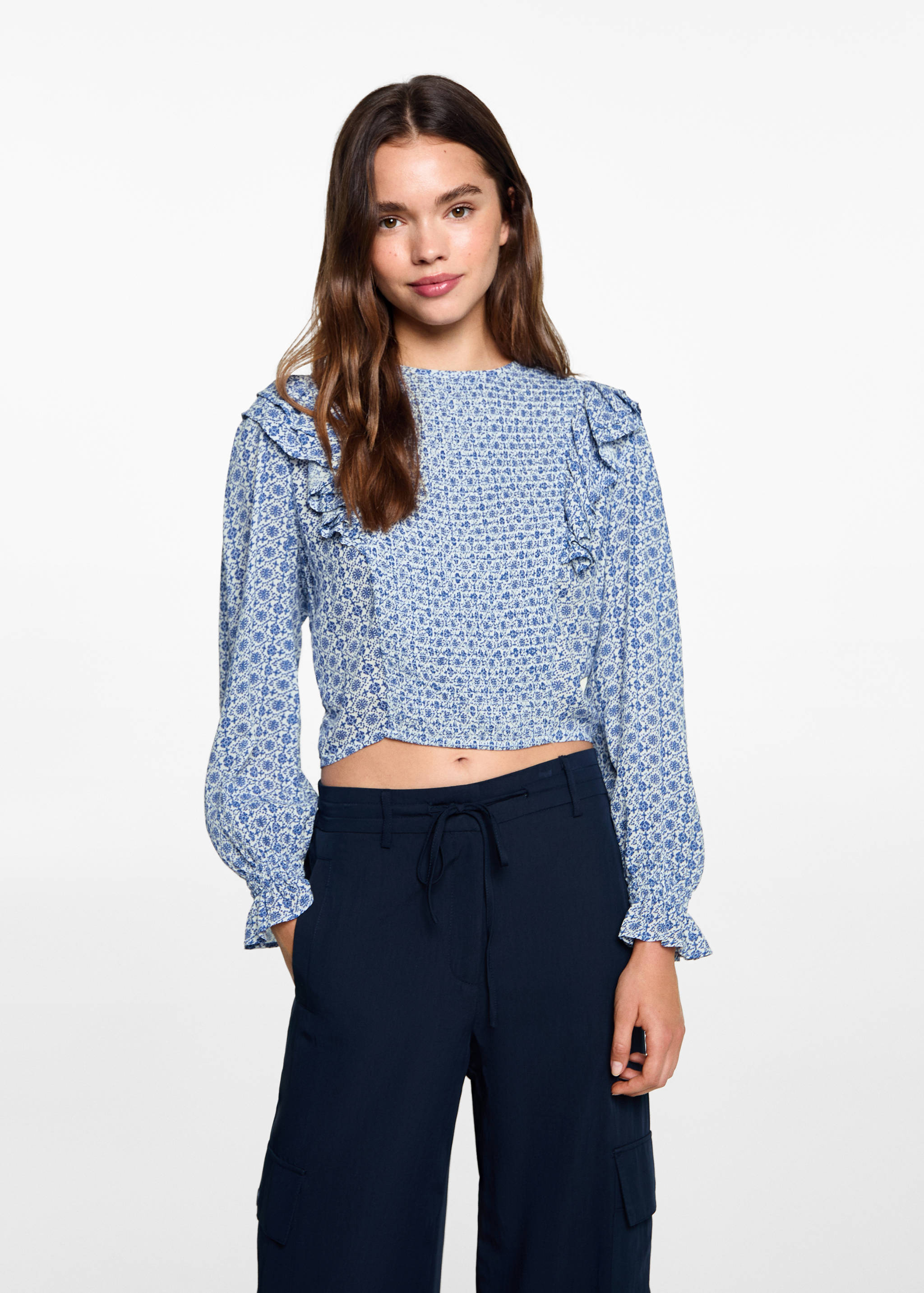 Gemusterte Bluse mit Volantdetails - Mittlere Ansicht