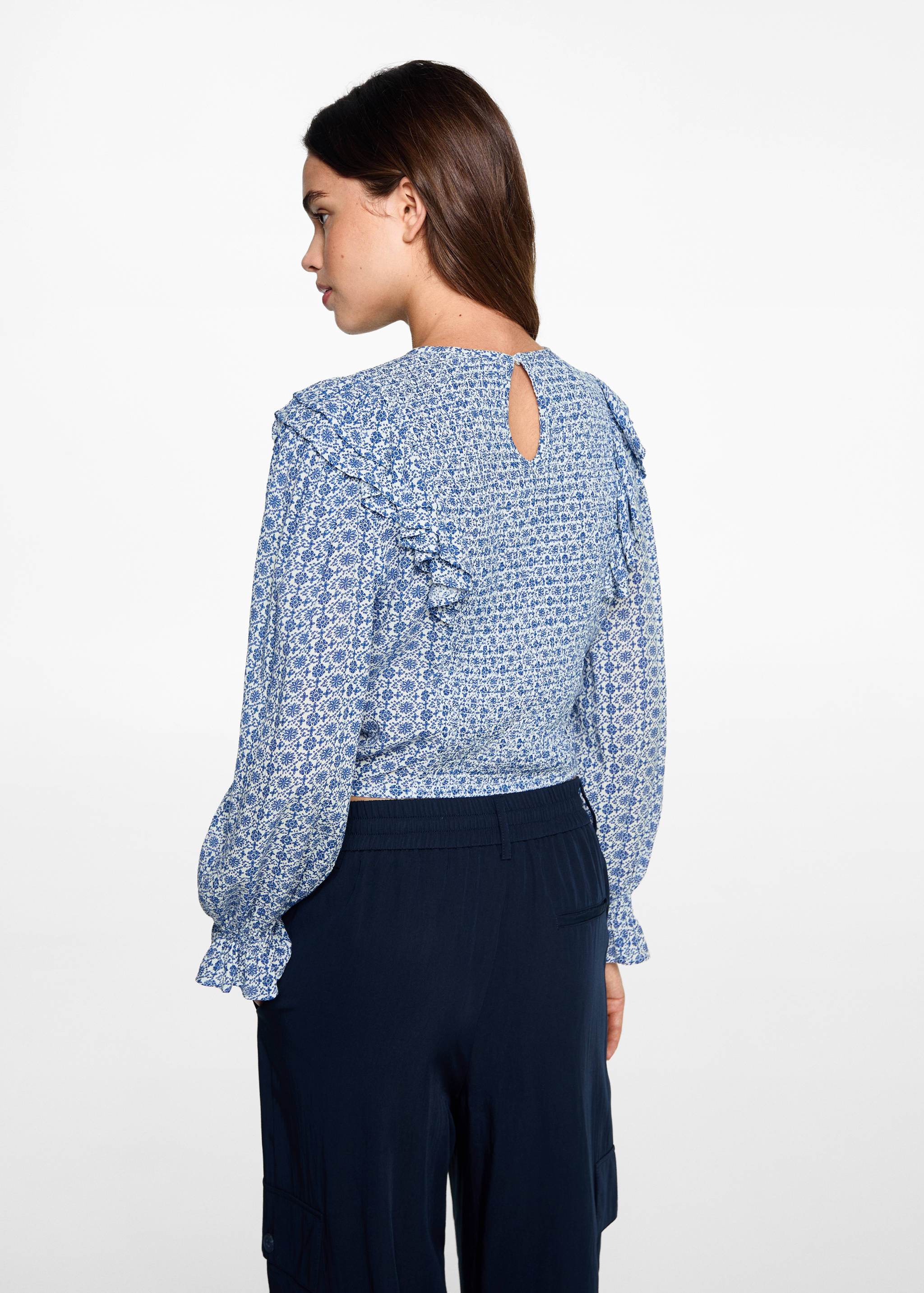Gemusterte Bluse mit Volantdetails - Rückseite des Artikels