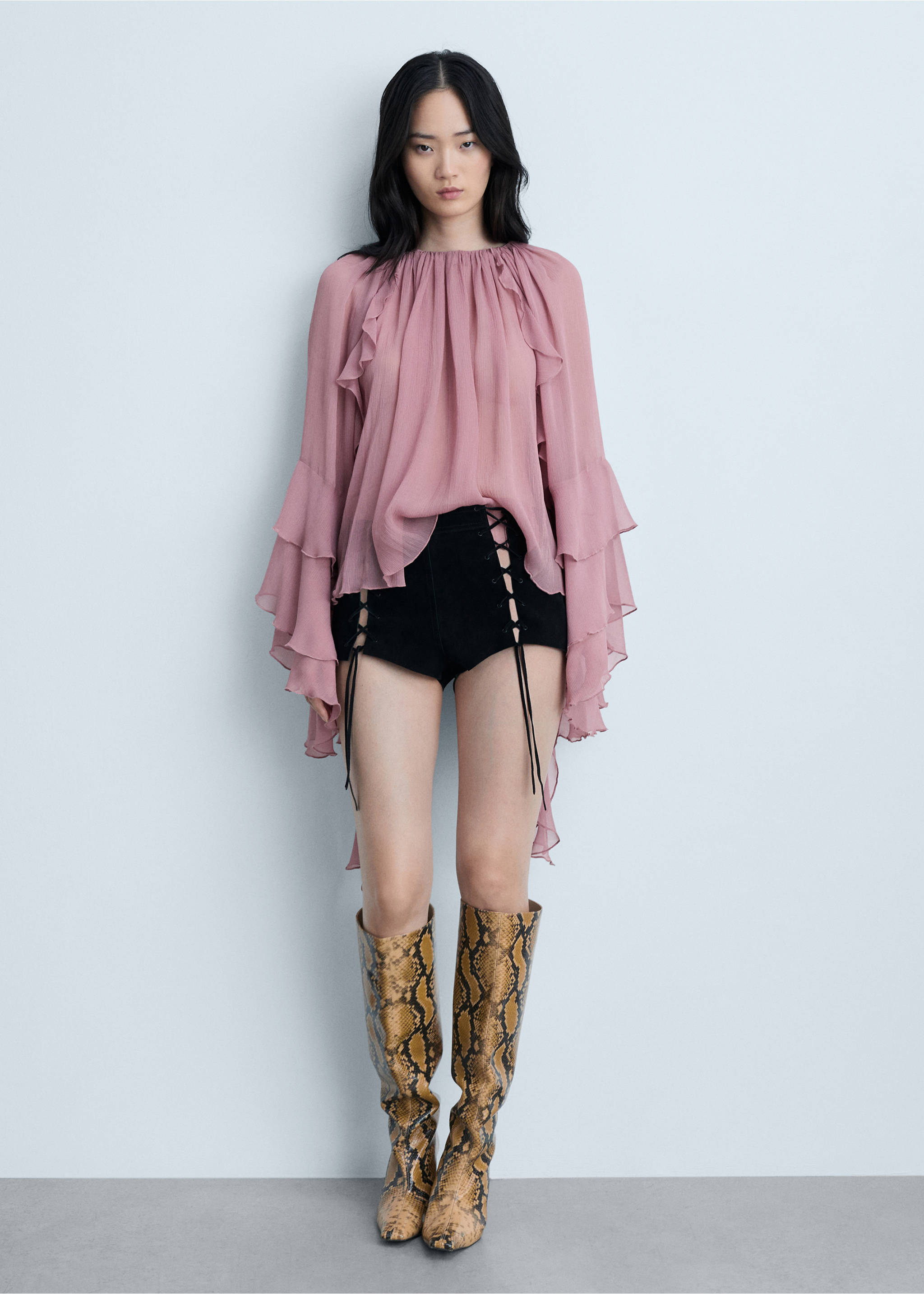 Ledershorts mit schleifenverzierten Schlitzen - Allgemeine Ansicht, Schwarz. Ref: 77094792-00.