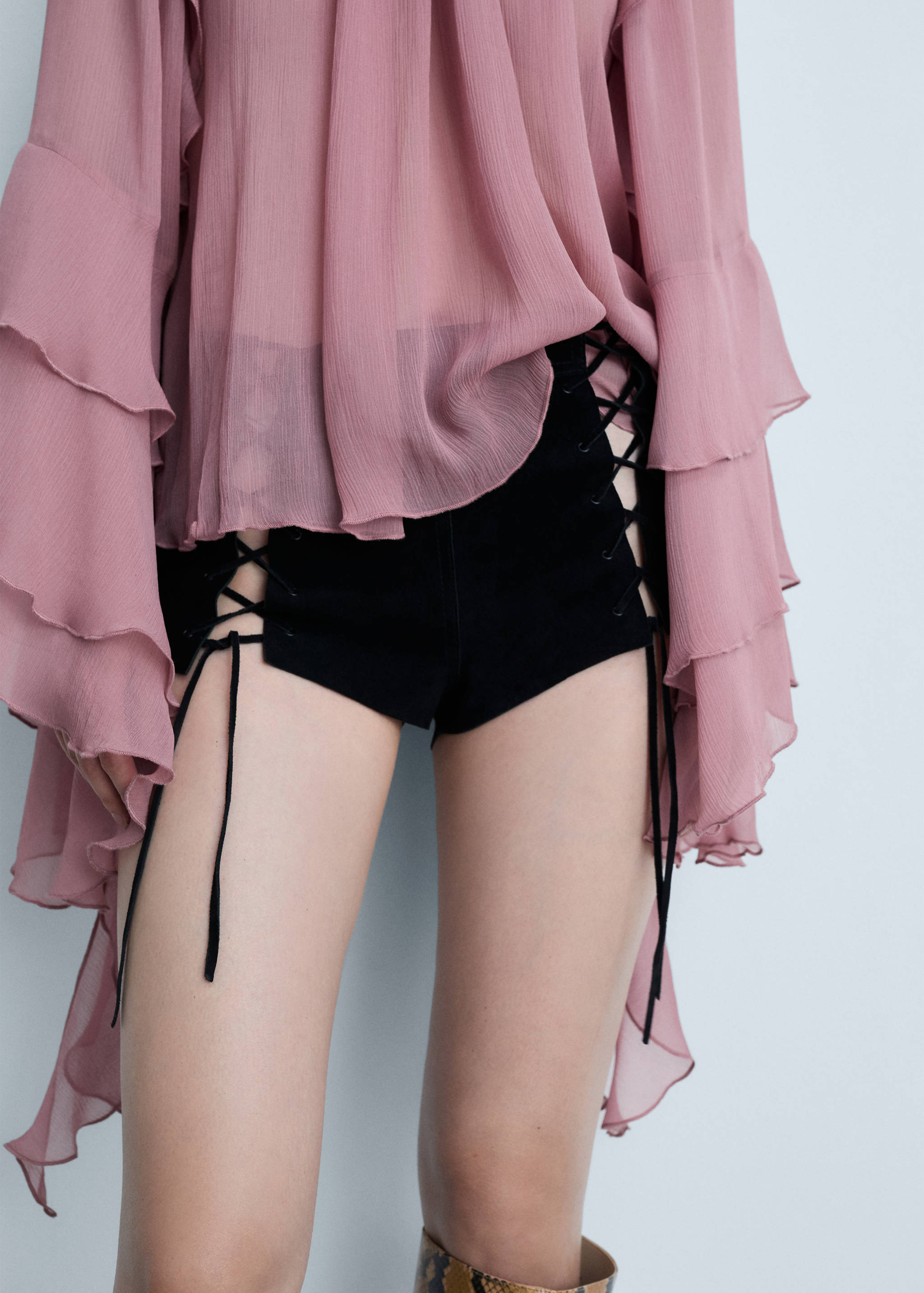 Leather shorts with bow openings - Medium plane