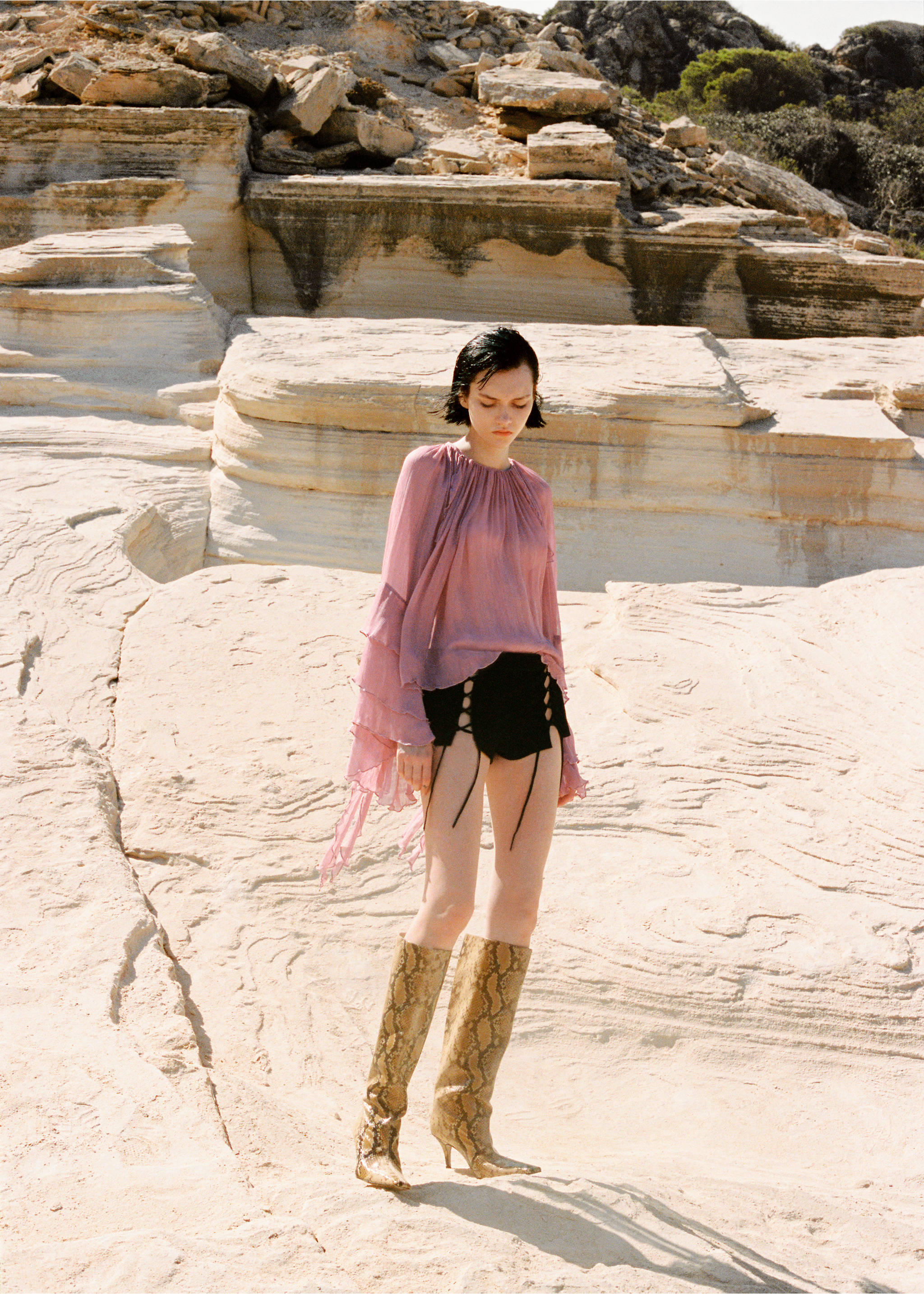 Ledershorts mit schleifenverzierten Schlitzen - Detail des Artikels 7, Schwarz. Ref: 77094792-00.