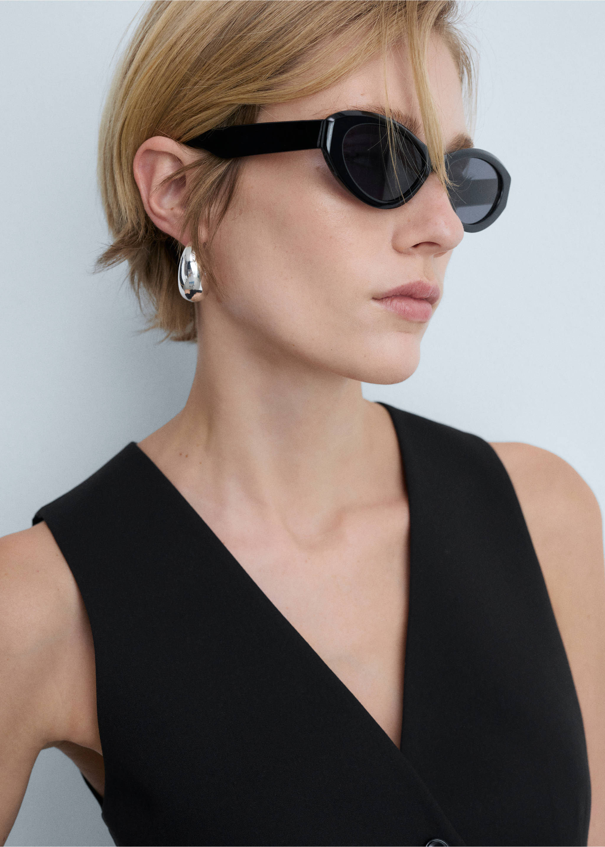 Suit waistcoat with buttons - Details of the article 1, Black. Ref: 77095636-00.