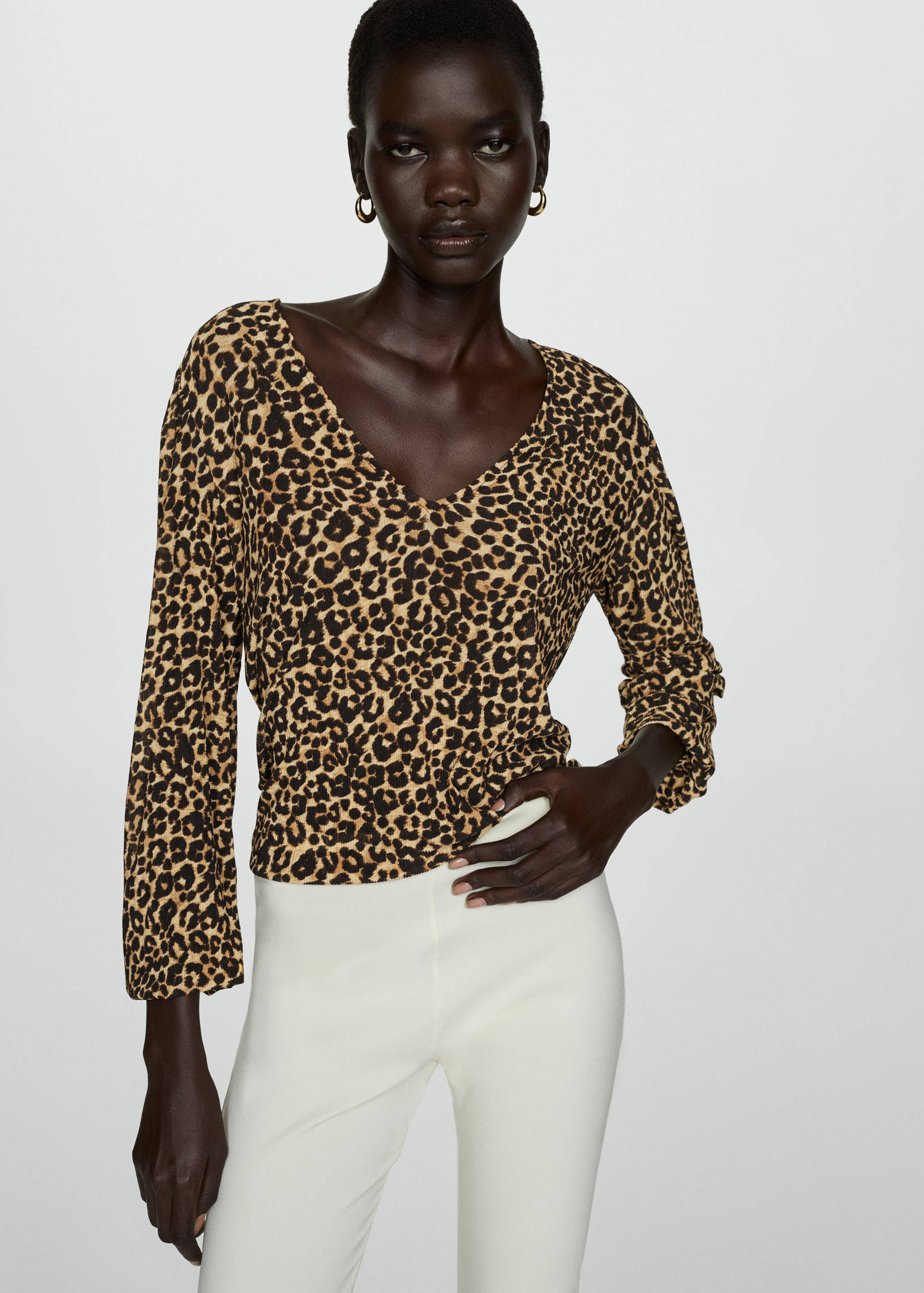 Blusa estampado animal print - Plano medio