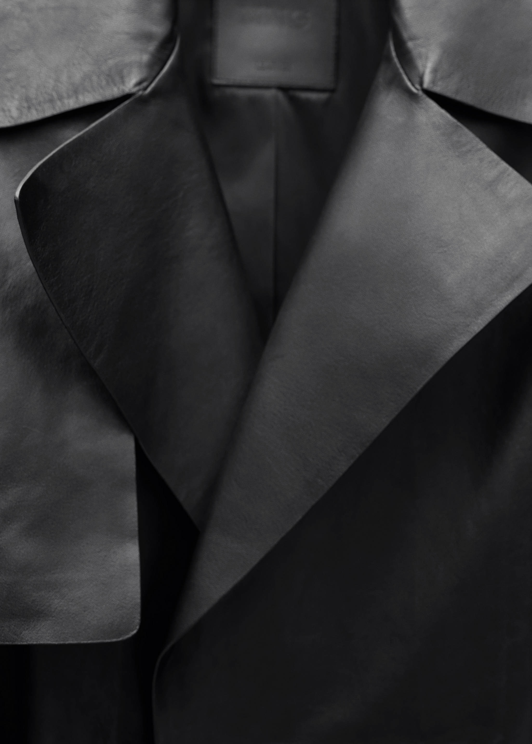 Leather trench coat with belt - Details of the article 8