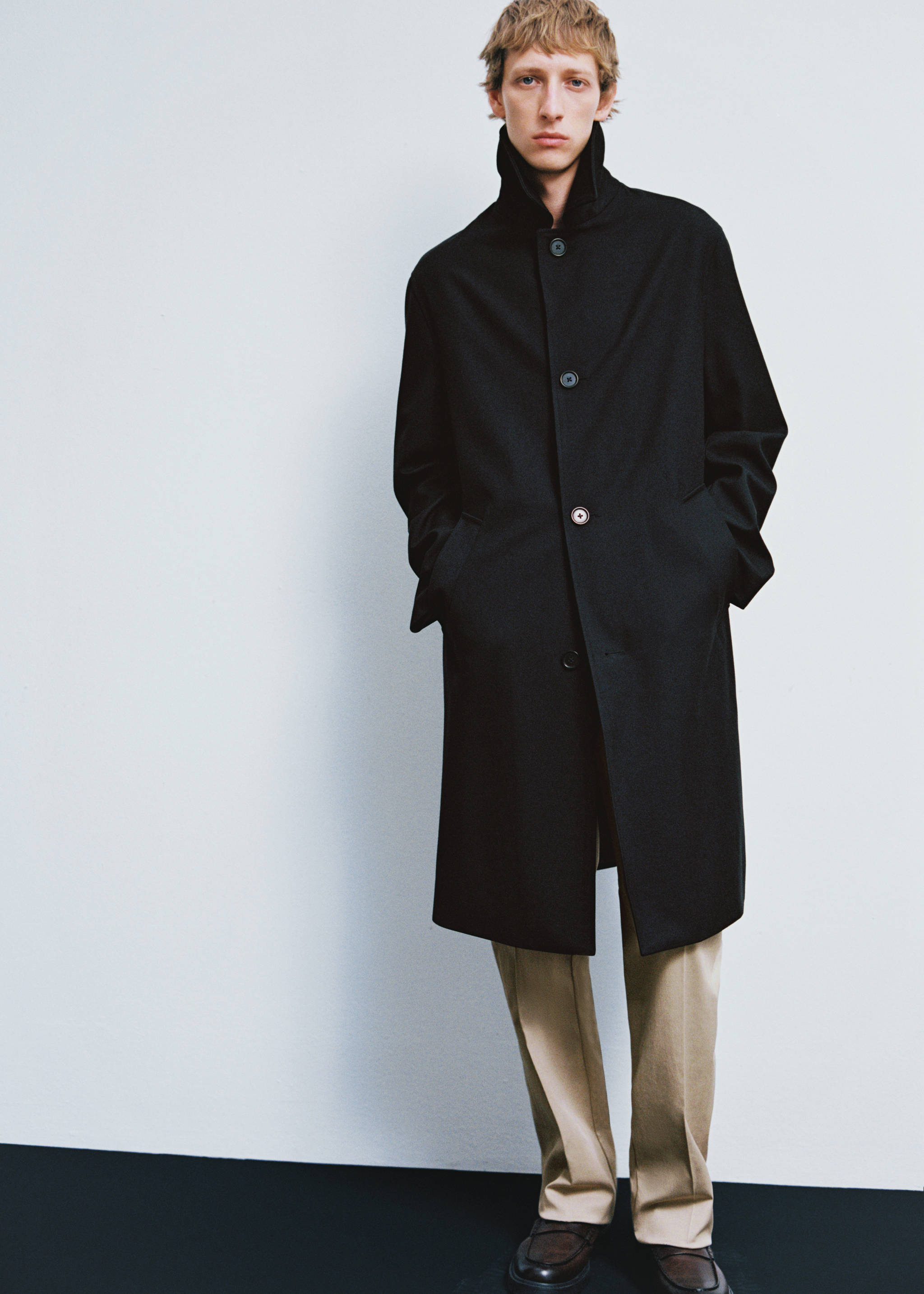 Oversized-Trenchcoat aus Comfort-Stretch-Gewebe - Detail des Artikels 3, Dunkles Marineblau. Ref: 77095959-00.