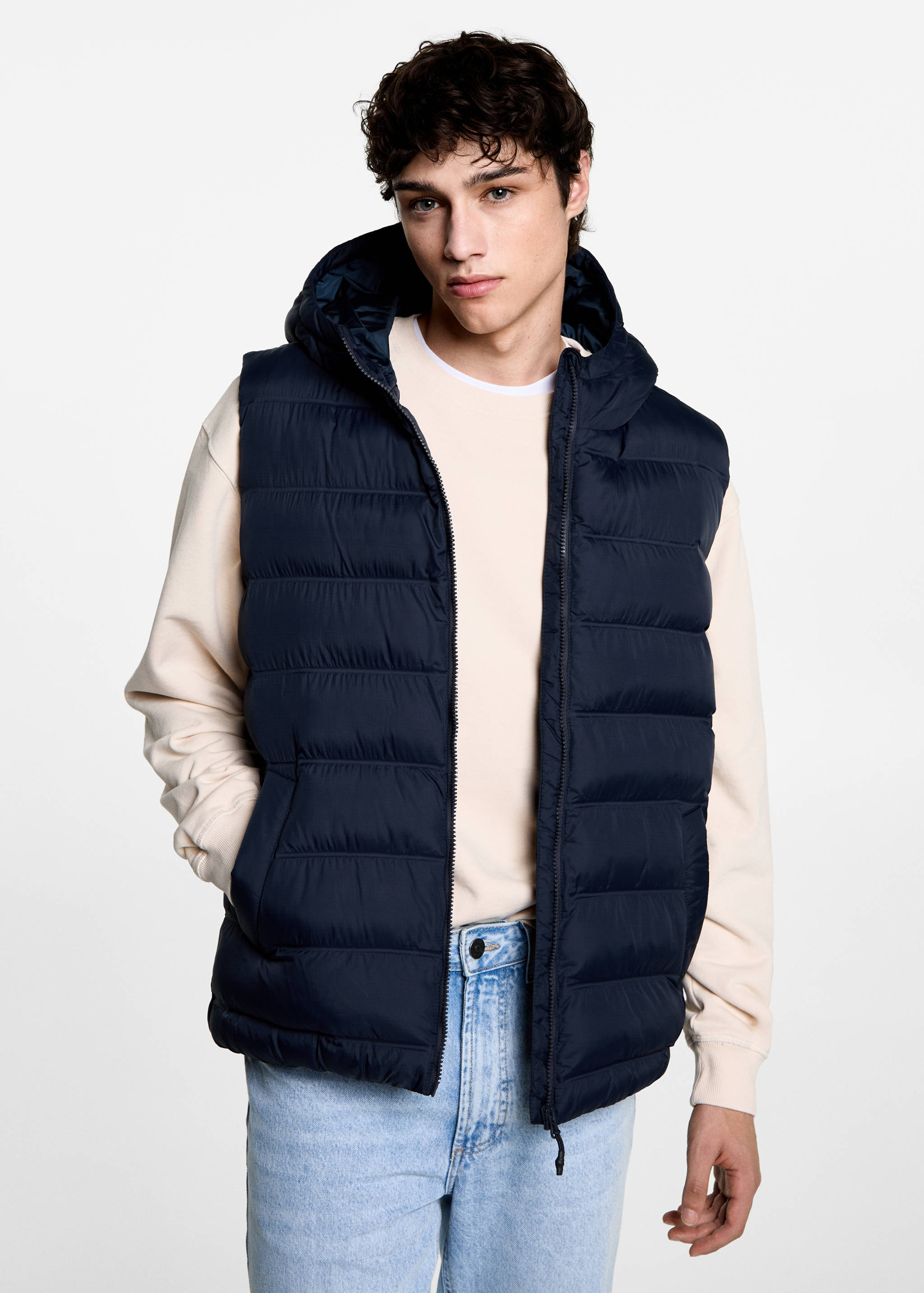 Colete acolchoado capuz - Plano médio