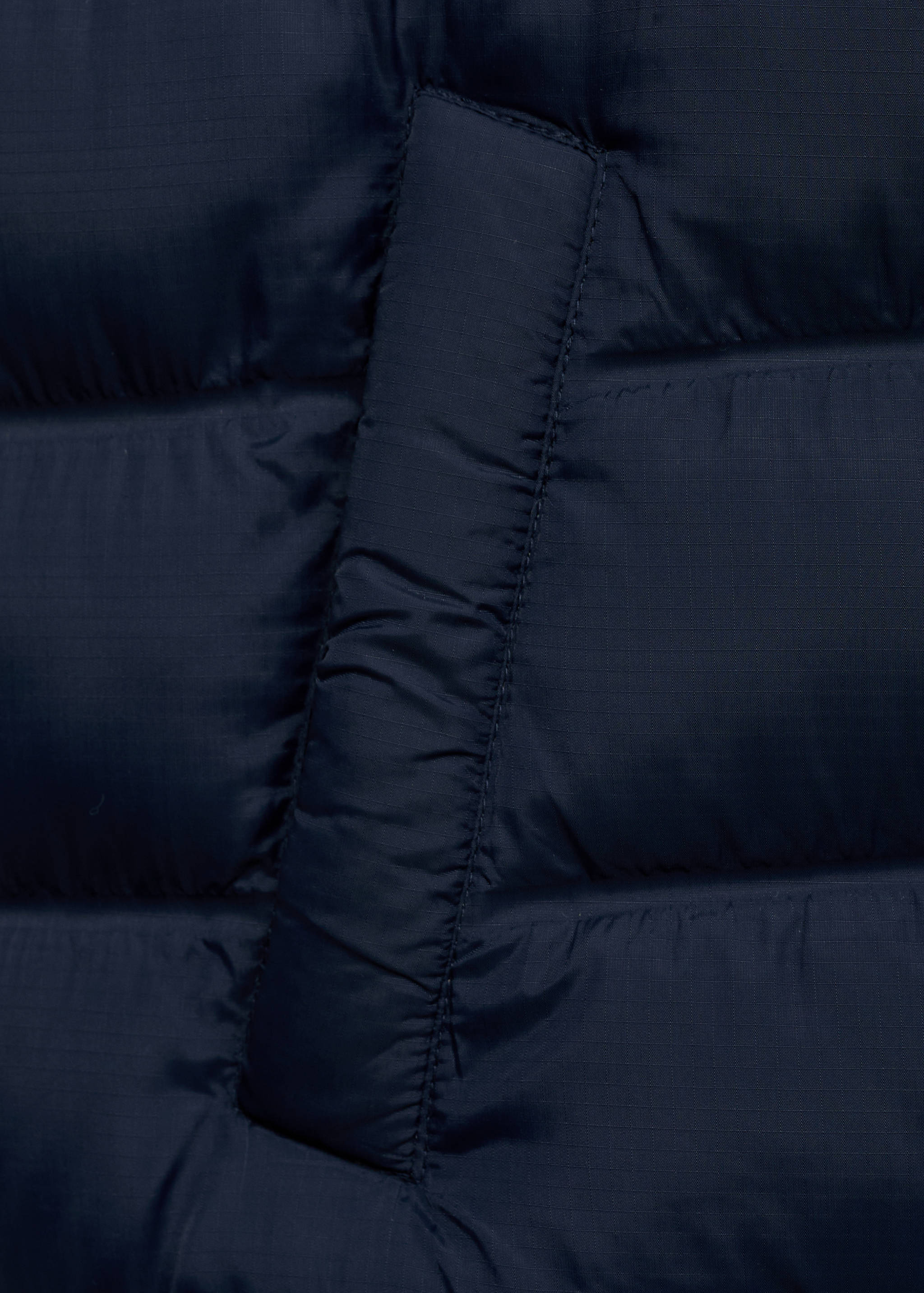 Colete acolchoado capuz - Pormenor do artigo 8