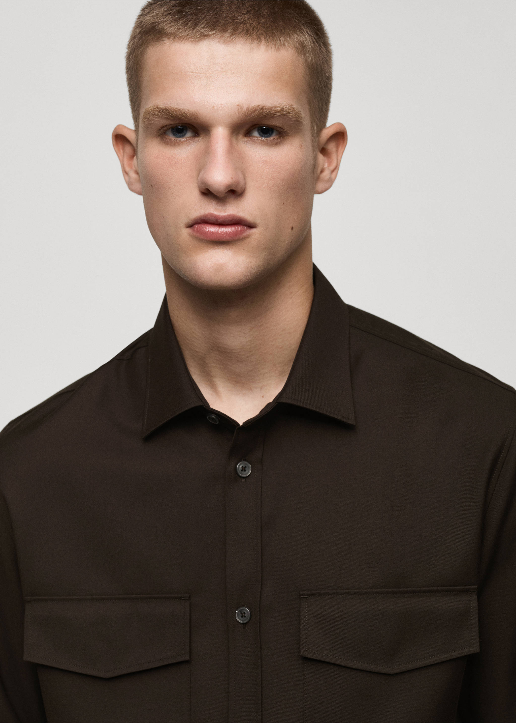 Regular fit overhemd met zakken - Detail van het artikel 1, Chocoladebruin. Ref: 77095973-00.