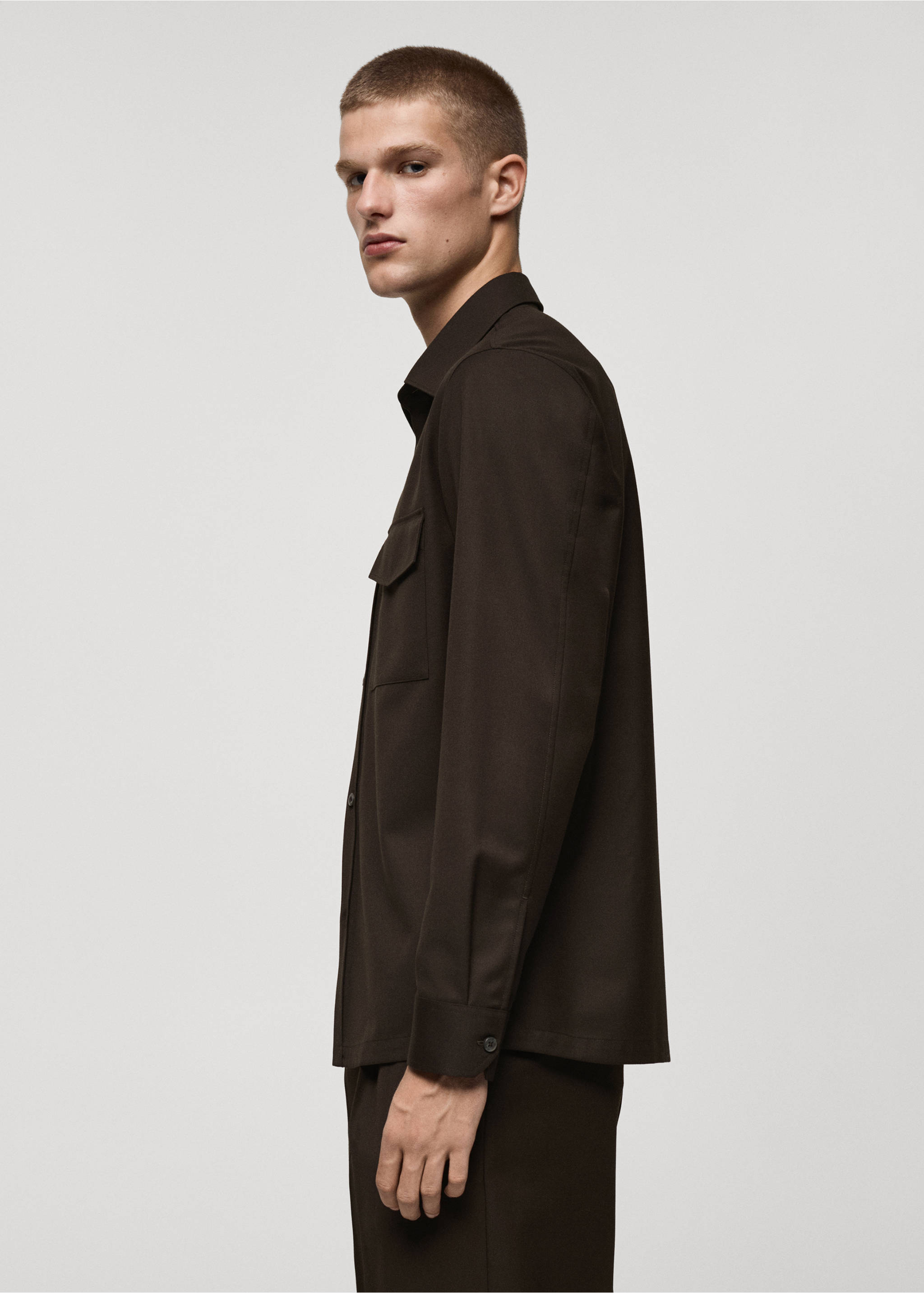 Regular fit overhemd met zakken - Detail van het artikel 2, Chocoladebruin. Ref: 77095973-00.