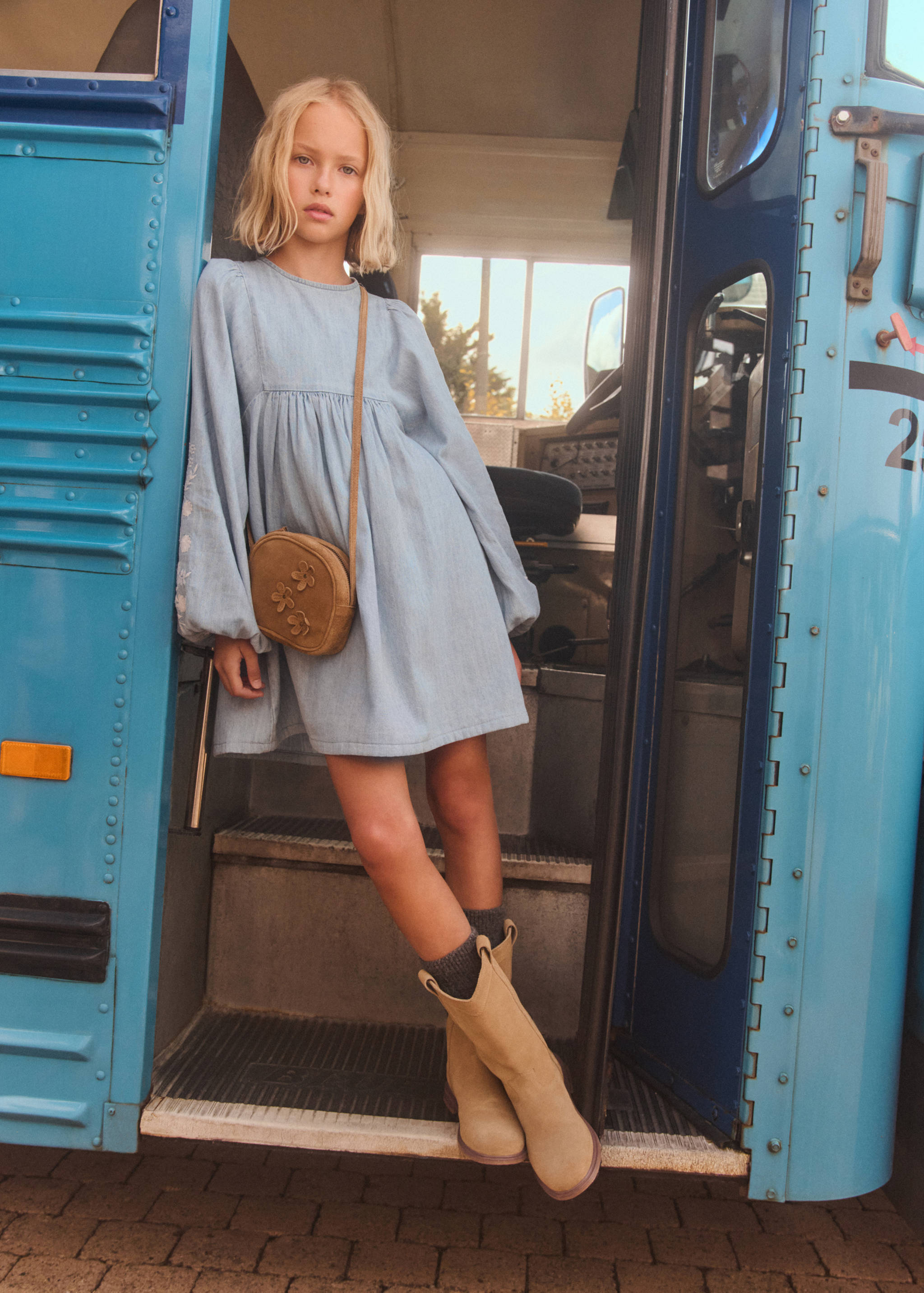 Jeanskleid mit gesticktem Blumenmotiv - Detail des Artikels 6