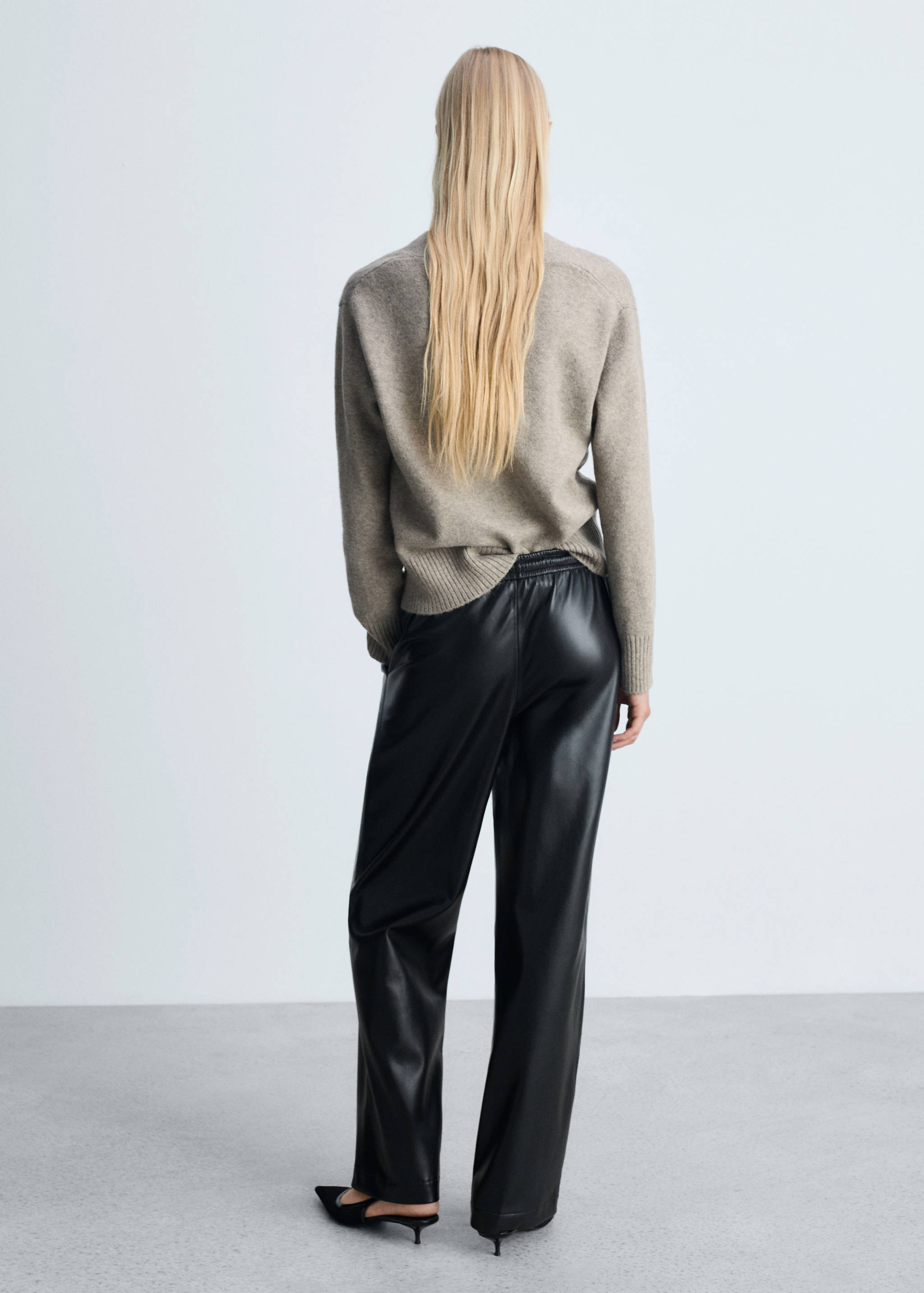 Faux-leather pants with elastic waist - Reverse of the article