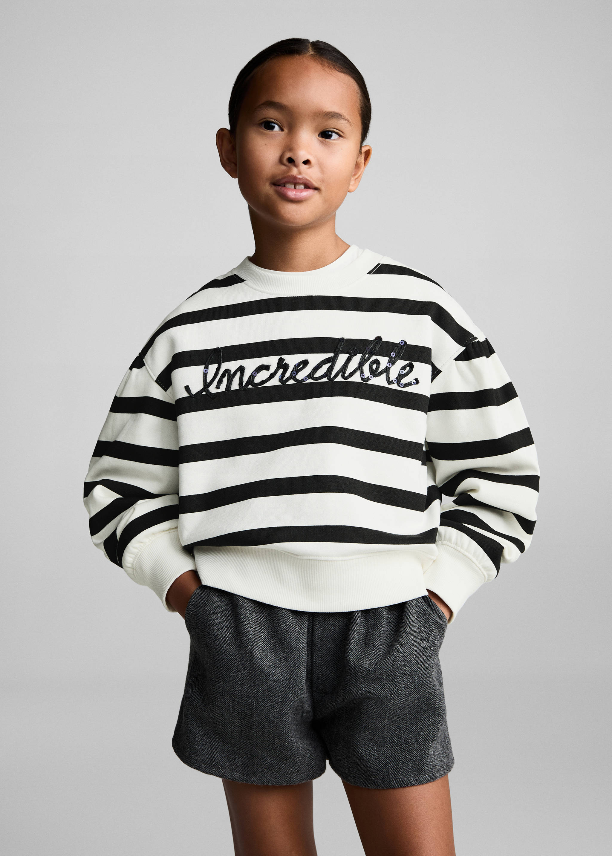 Bluza w paski z haftowanym napisem - Plan średni