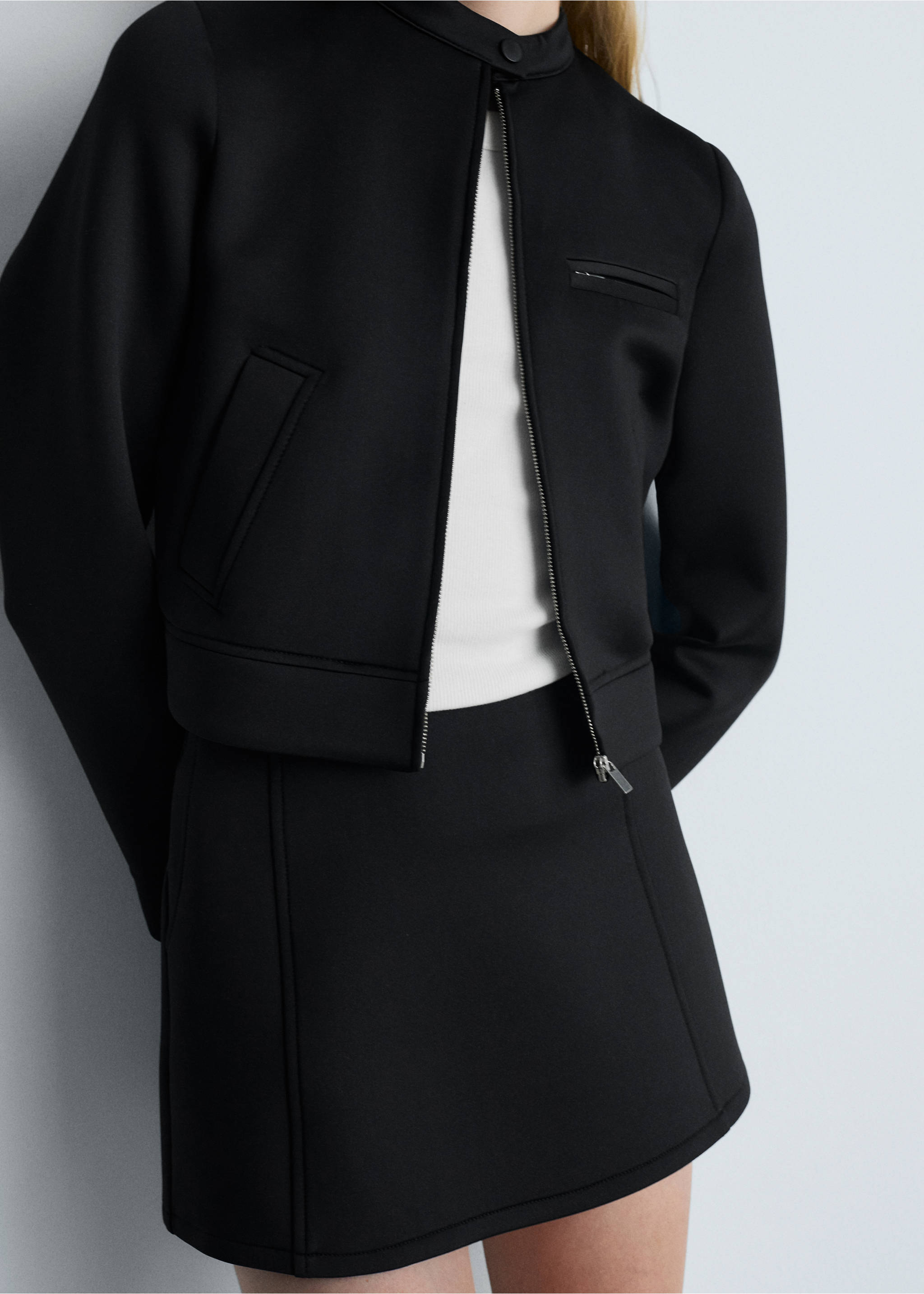 Minispódniczka ze średnim stanem - Plan średni, Czarny. Ref: 77096755-00.