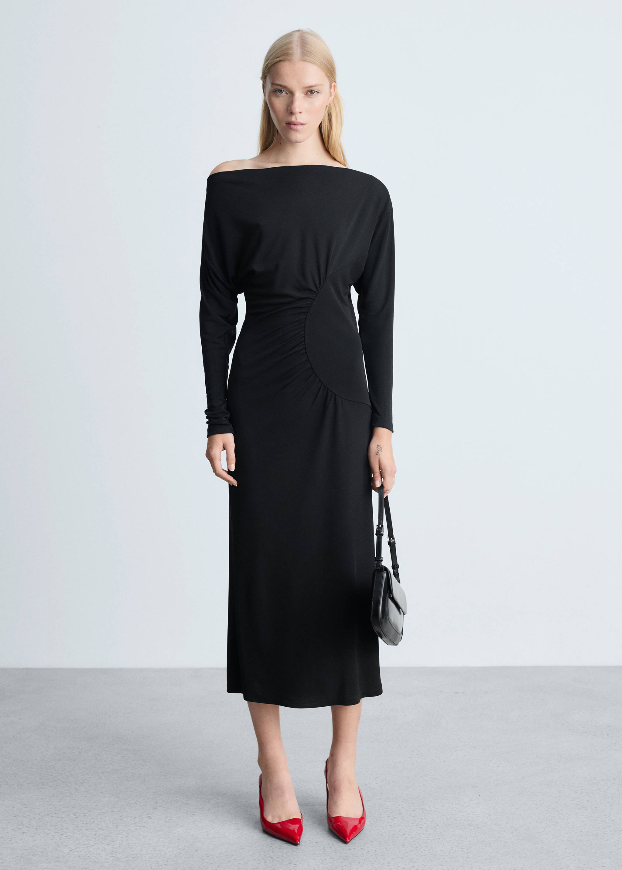 Schulterfreies Kleid mit Raffdetails - Allgemeine Ansicht