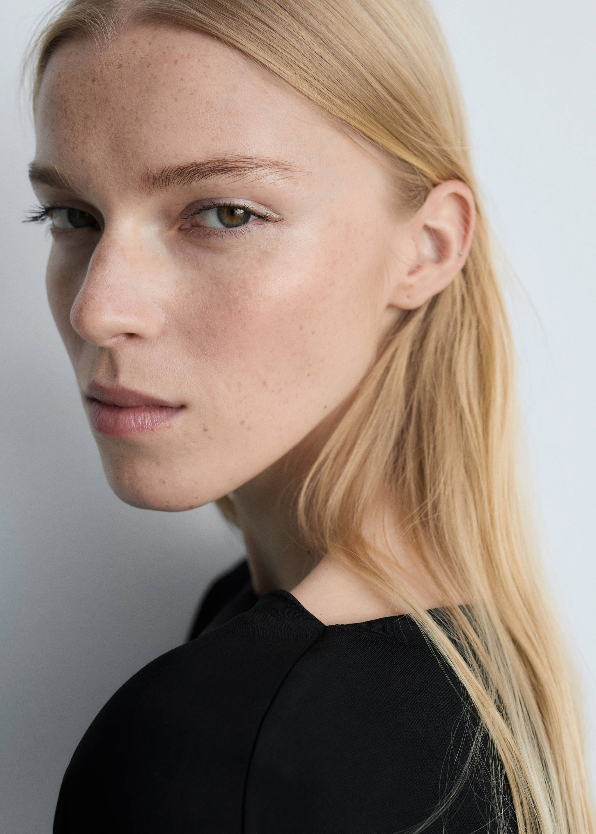 Schulterfreies Kleid mit Raffdetails - Detail des Artikels 1