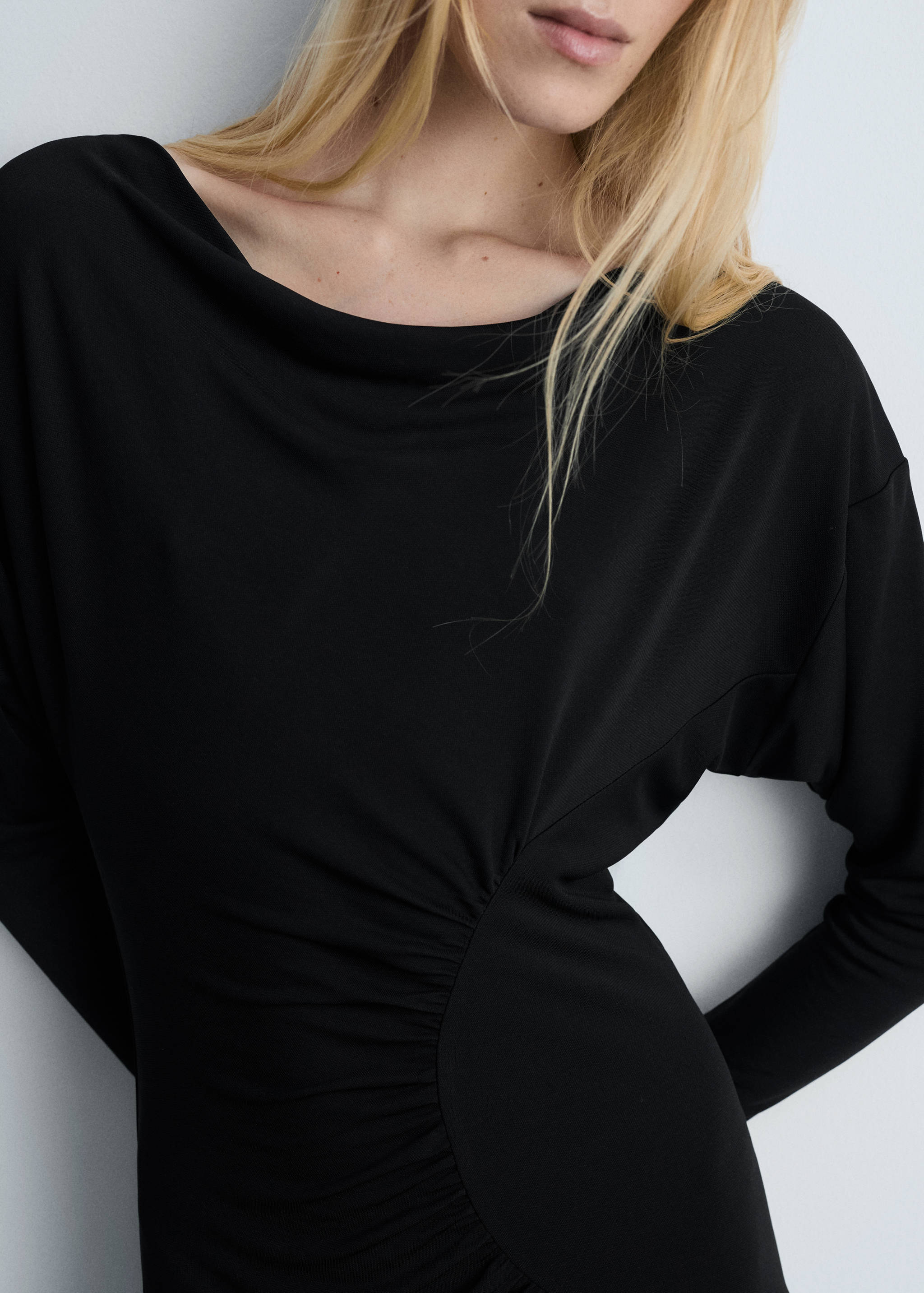 Schulterfreies Kleid mit Raffdetails - Detail des Artikels 6