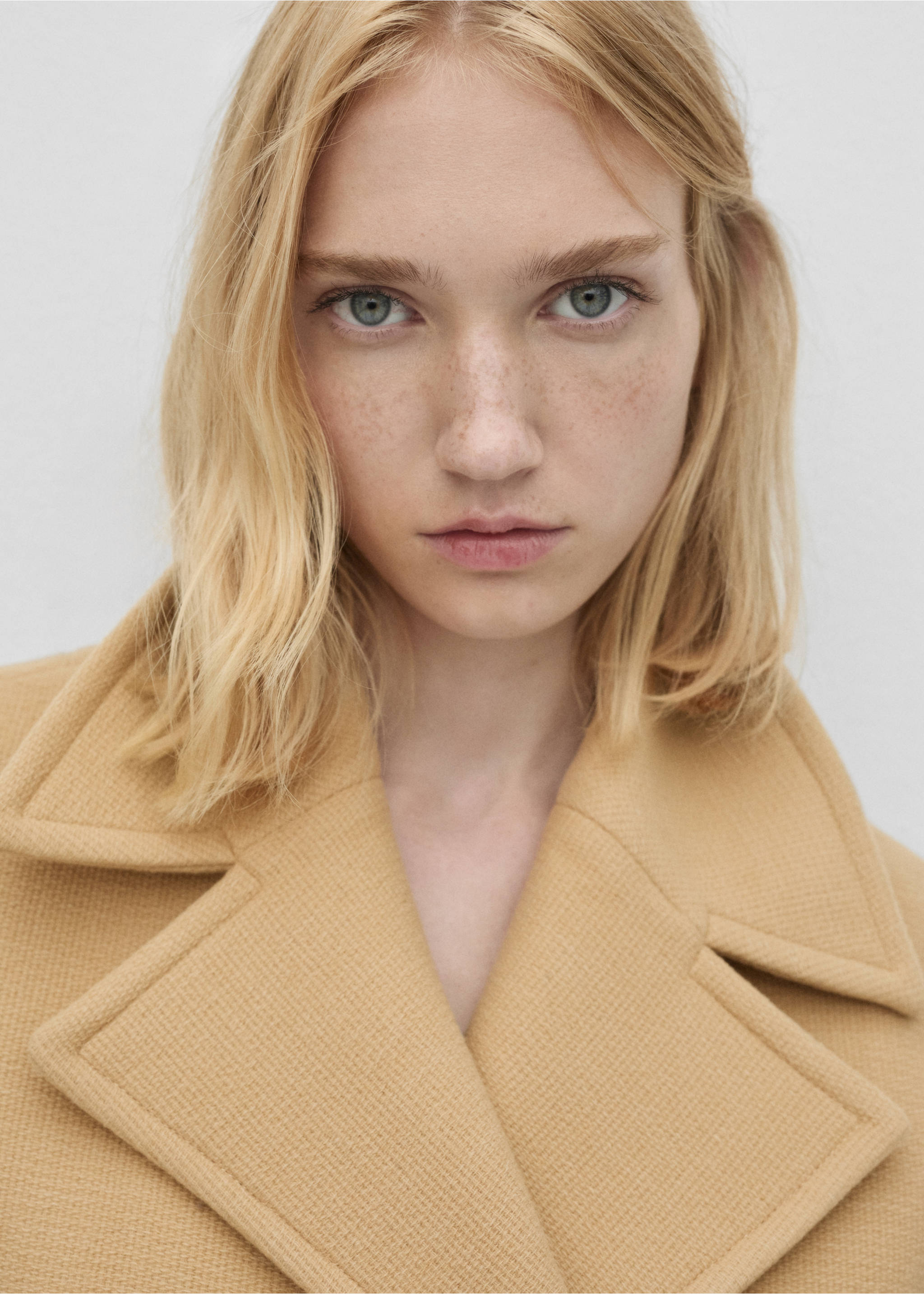 Abrigo lana virgen doble botonadura - Detalle del artículo 6, Marrón medio. Ref: 77096762-00.