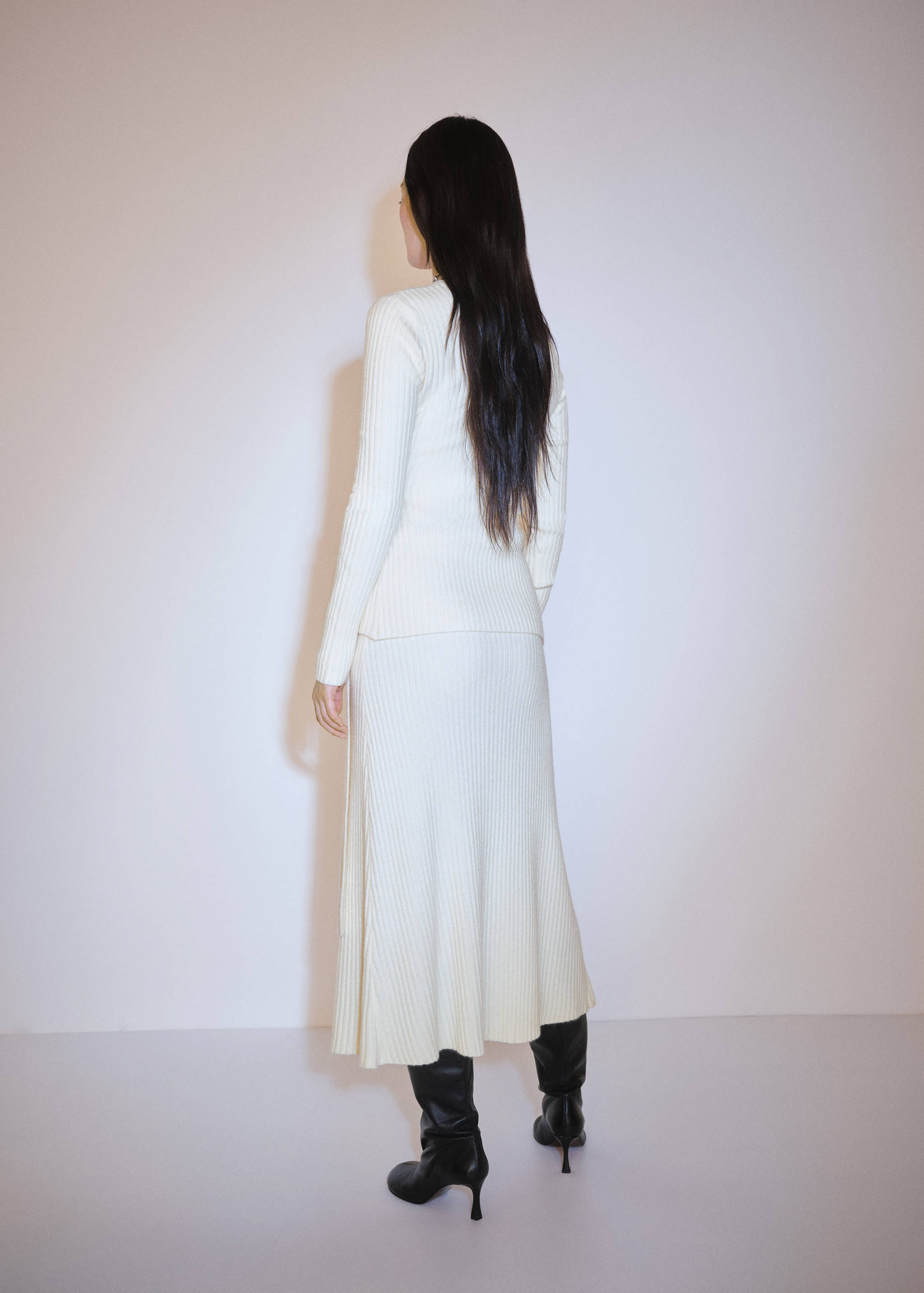 Gerippter Cardigan mit Schnalle - Rückseite des Artikels