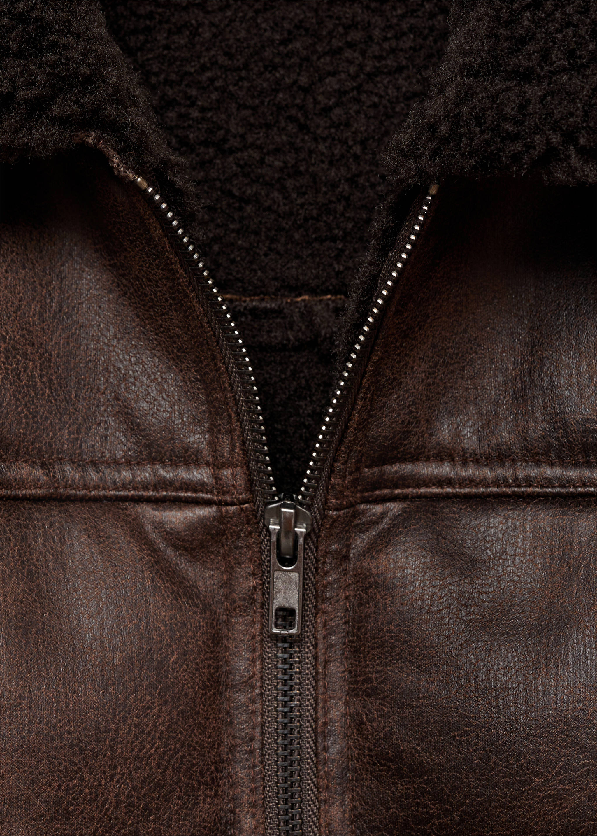 Jacke mit Schafsfell-Effekt - Detail des Artikels 8, Braun. Ref: 77097668-00.