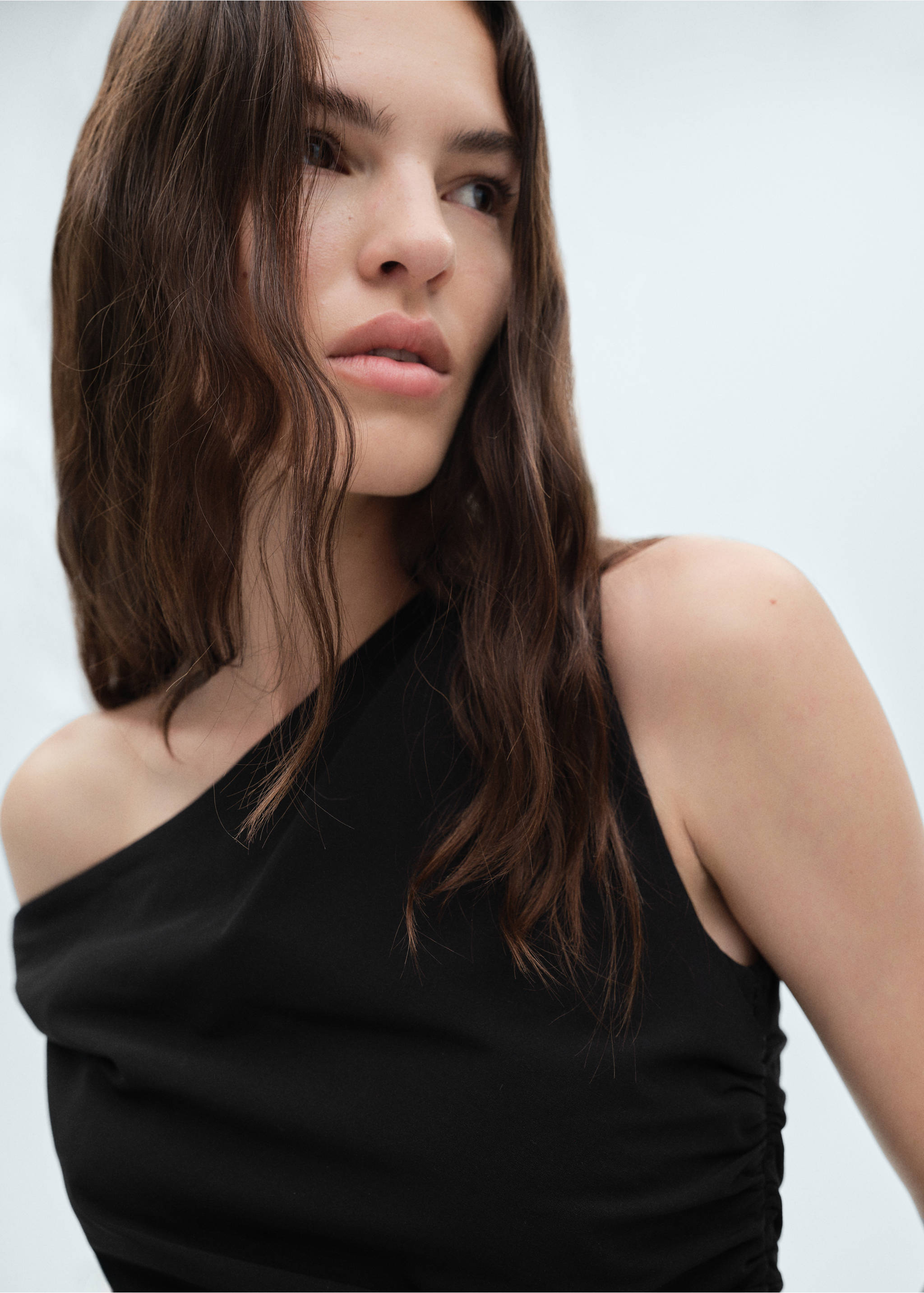 Vestit asimètric detalls frunzits - Detall de l'article 1, Negre. Ref: 77097689-00.