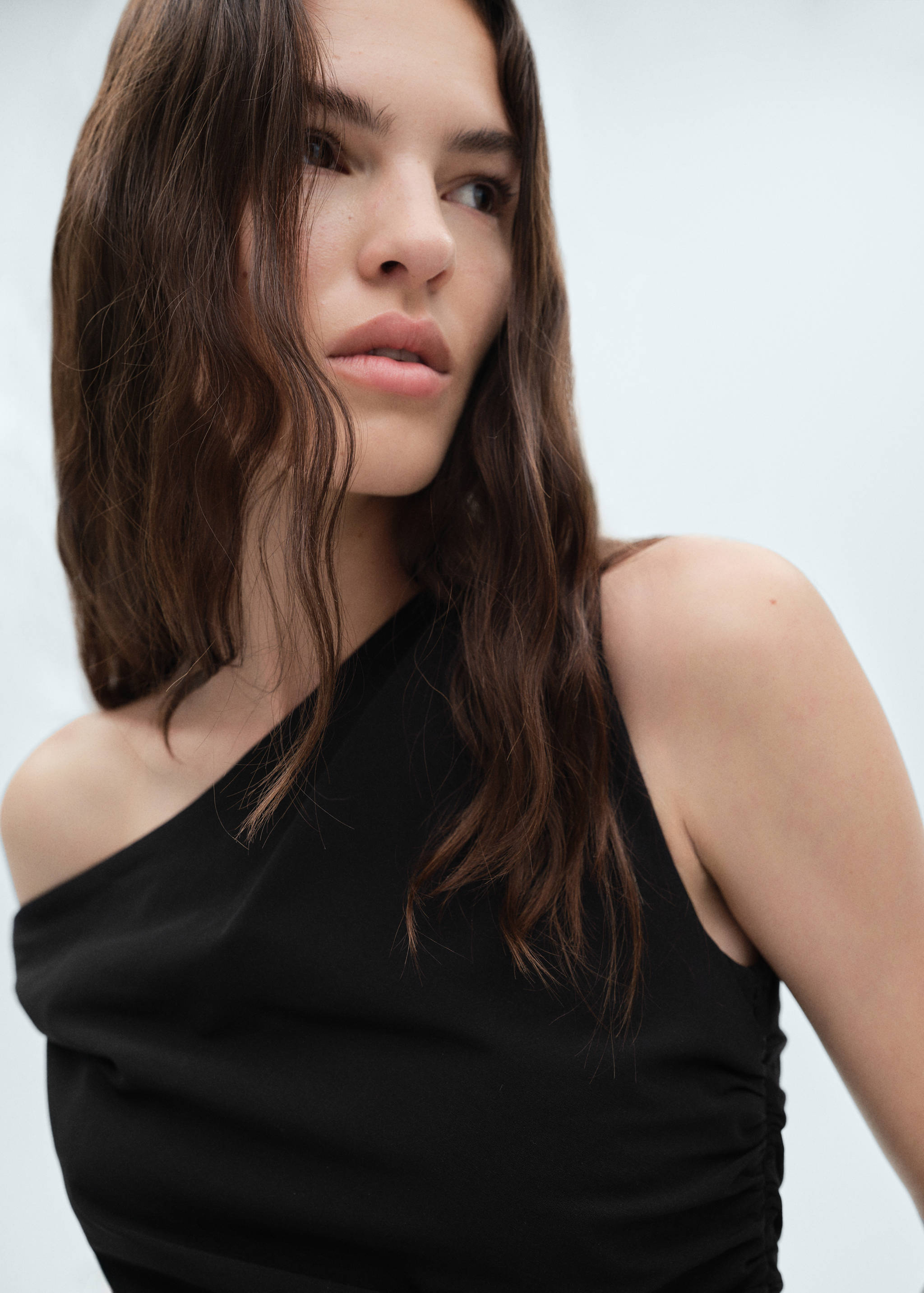 Asymmetrical dress with gathered details - Details of the article 1