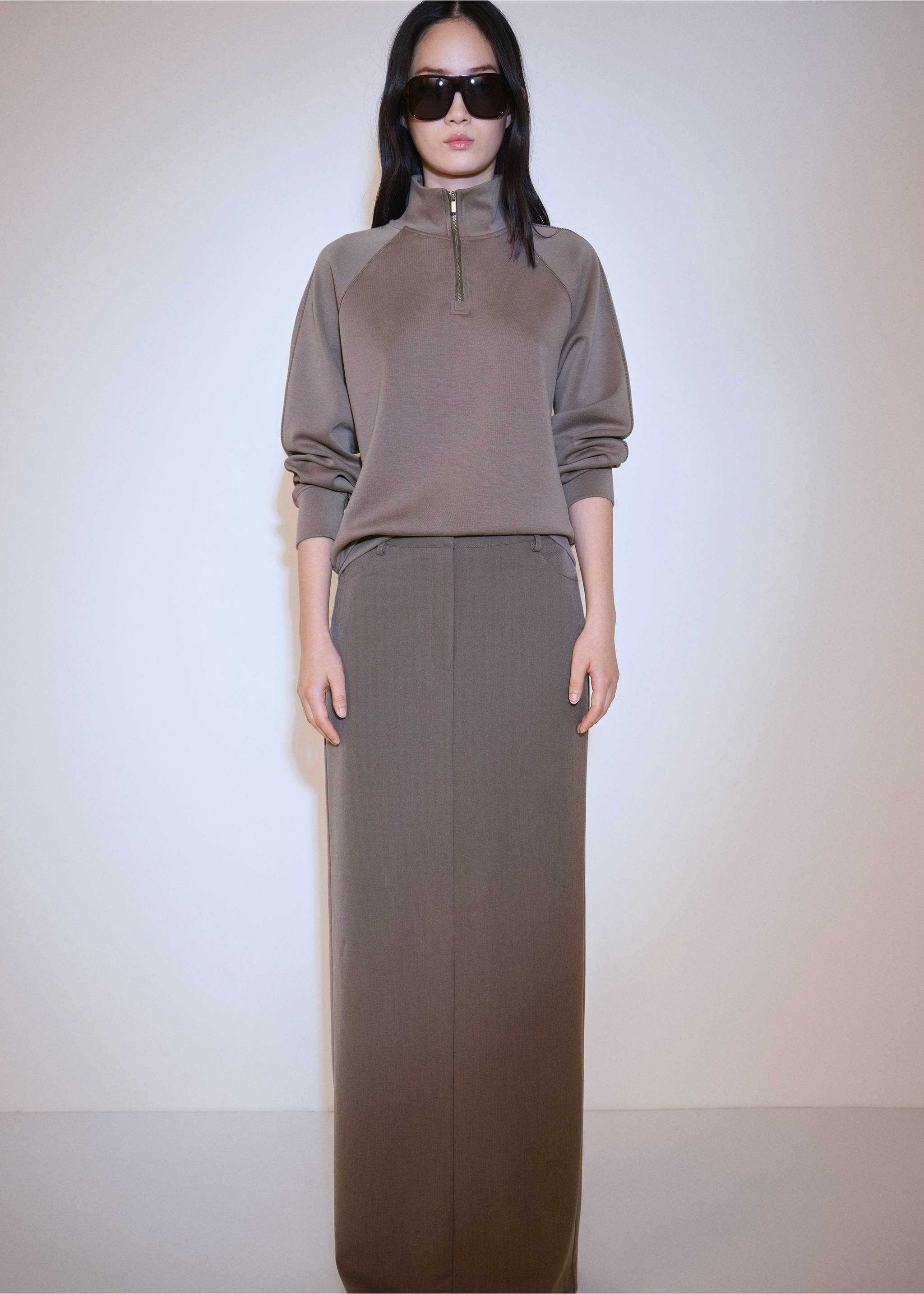 Turtleneck sweatshirt with zip - Details of the article 2, Medium Brown. Ref: 77097691-00.