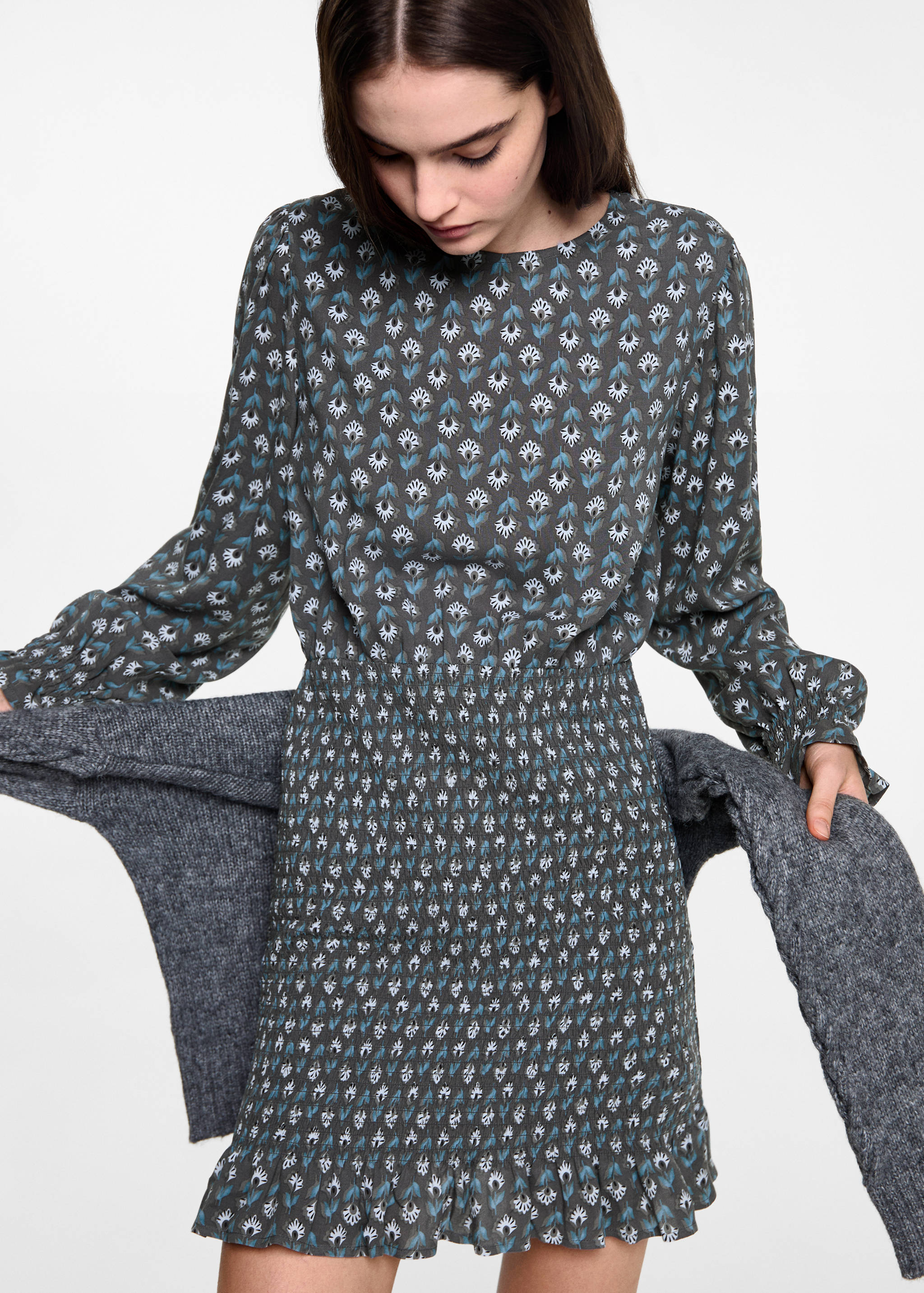 Robe imprimée détail froncé - Plan moyen