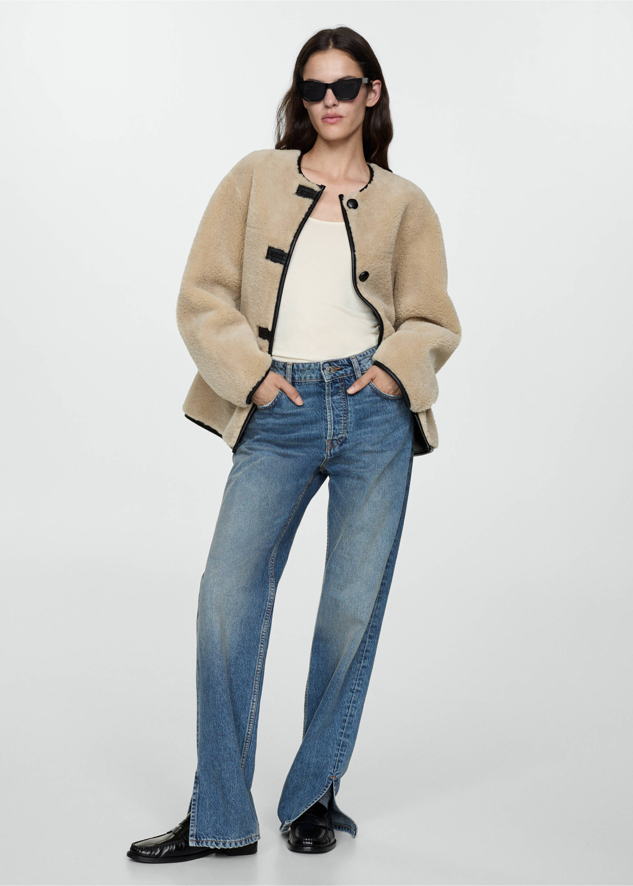 Casaco com efeito de pelo e aplicações - Plano geral, Cru. Ref: 77097914-00.