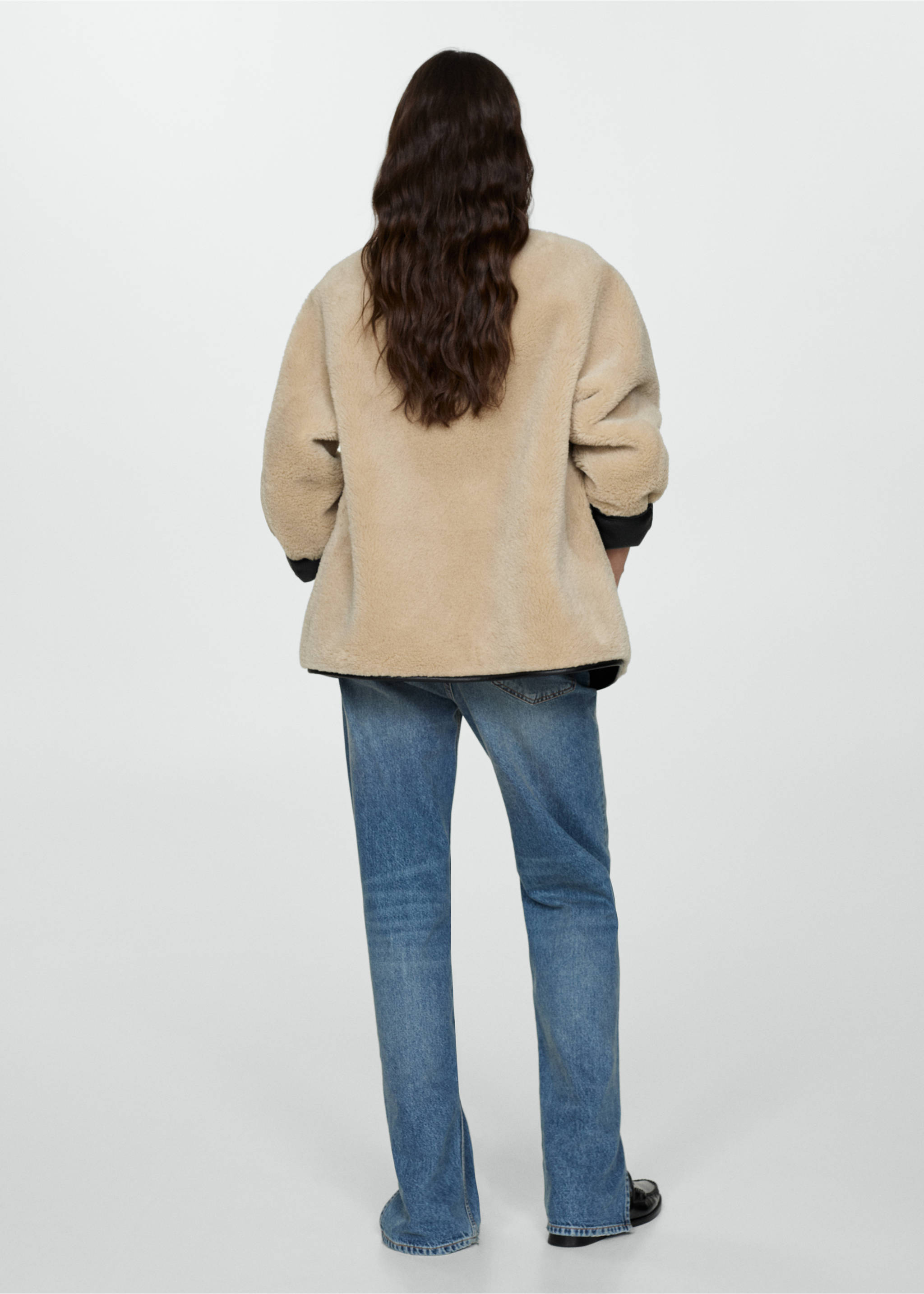 Casaco com efeito de pelo e aplicações - Verso do artigo, Cru. Ref: 77097914-00.