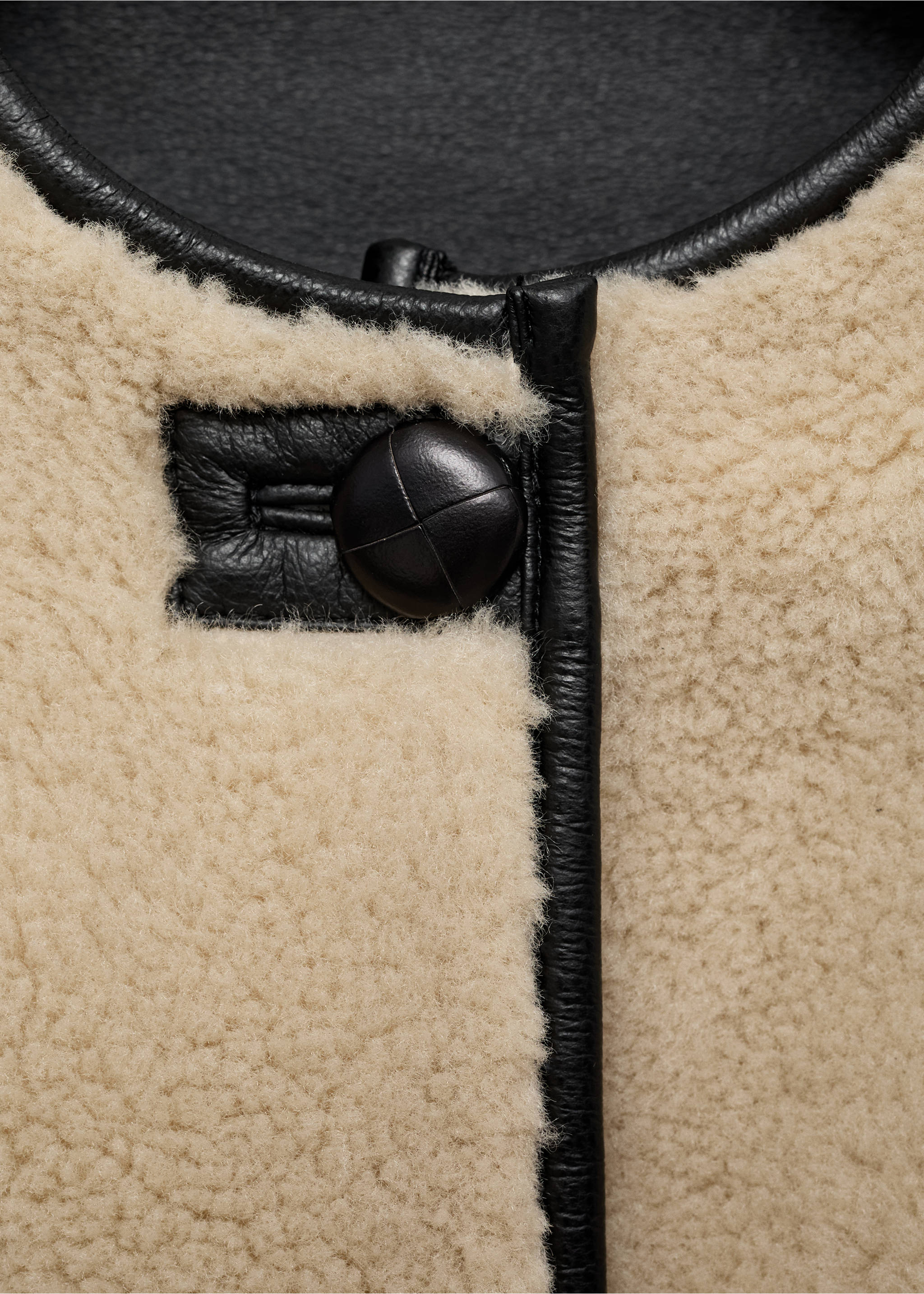 Casaco com efeito de pelo e aplicações - Pormenor do artigo 8, Cru. Ref: 77097914-00.