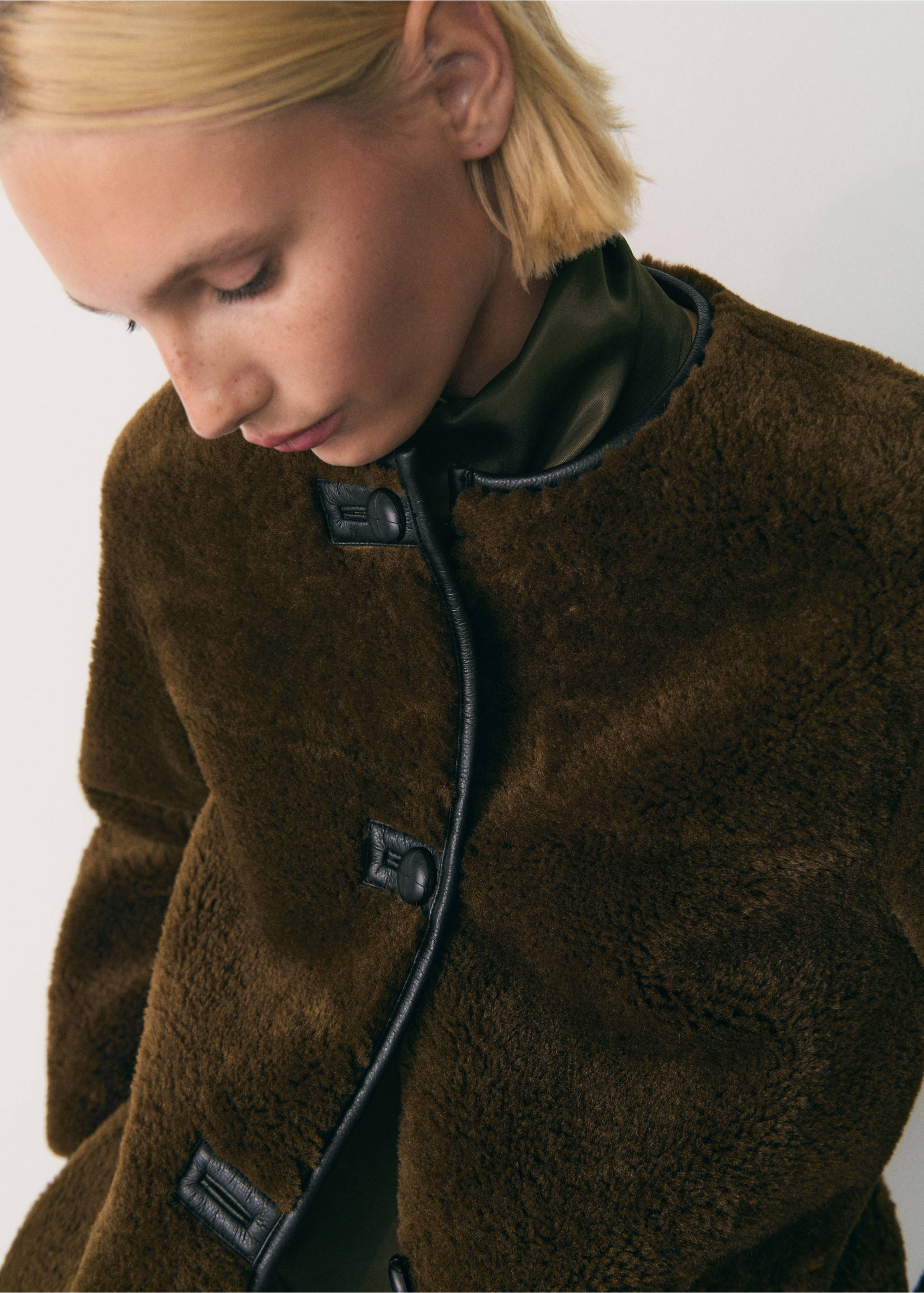 Faux-fur coat with appliqués - Medium plane, Khaki. Ref: 77097914-00.