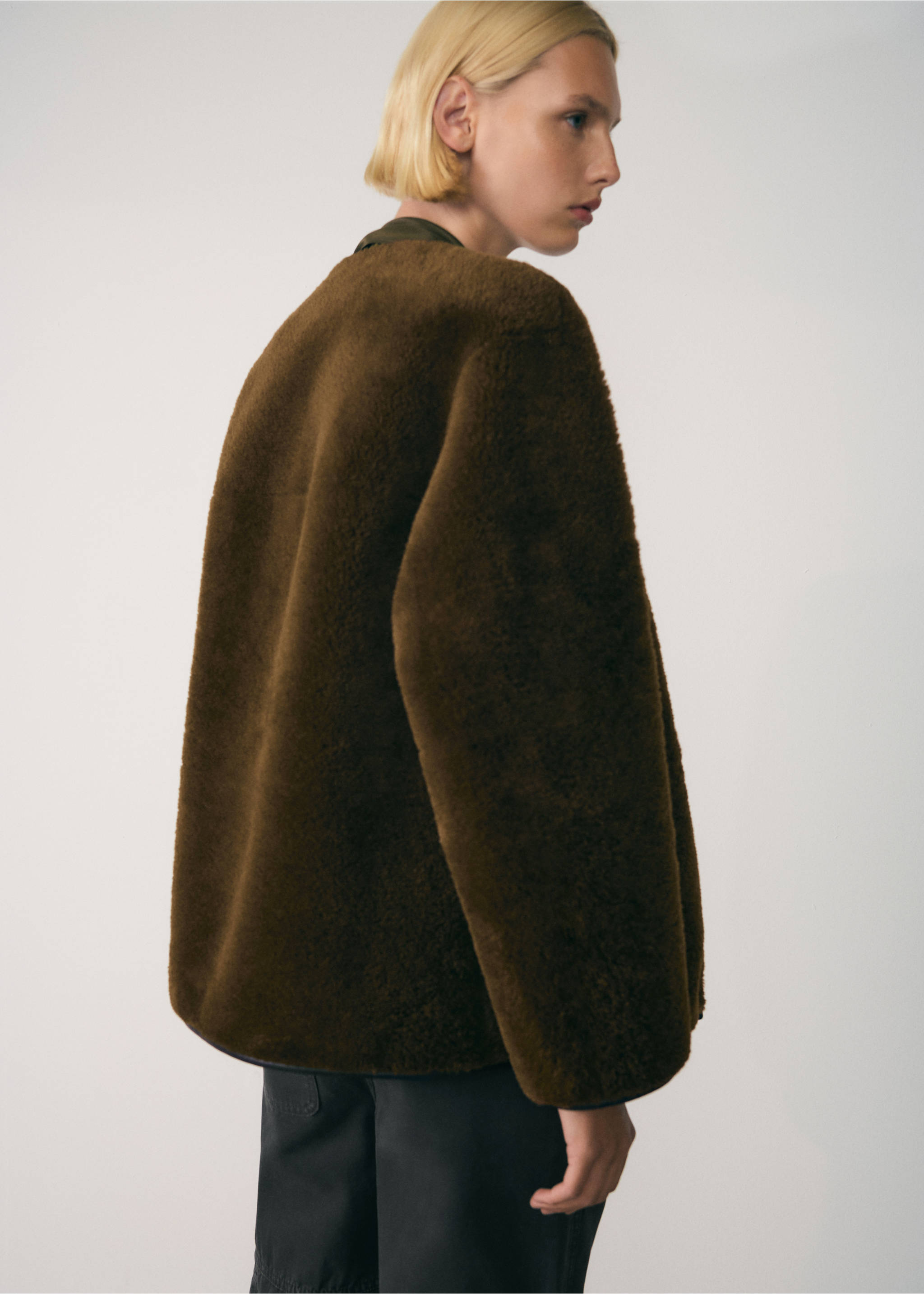 Faux-fur coat with appliqués - Reverse of the article, Khaki. Ref: 77097914-00.