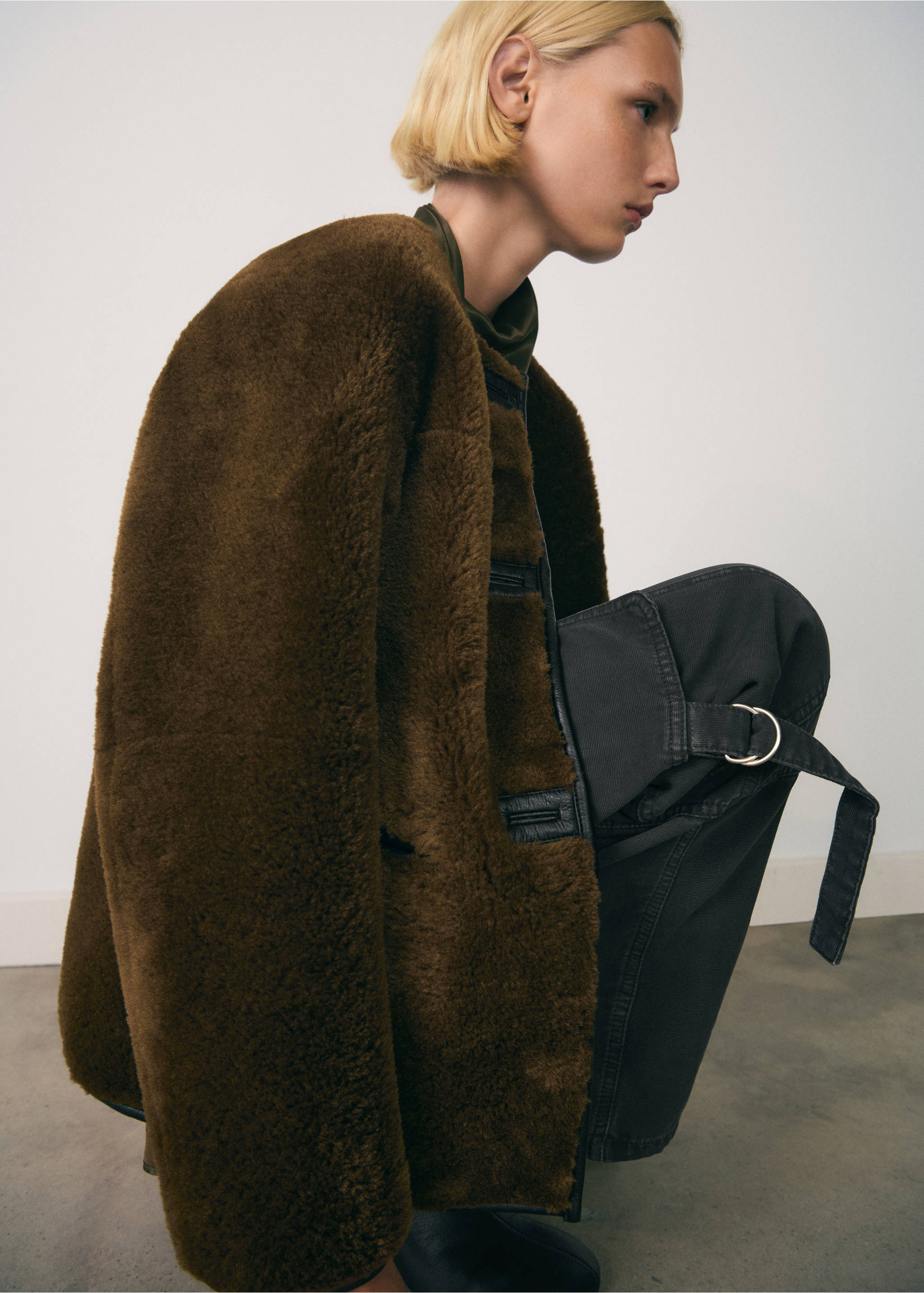 Faux-fur coat with appliqués - Details of the article 2, Khaki. Ref: 77097914-00.