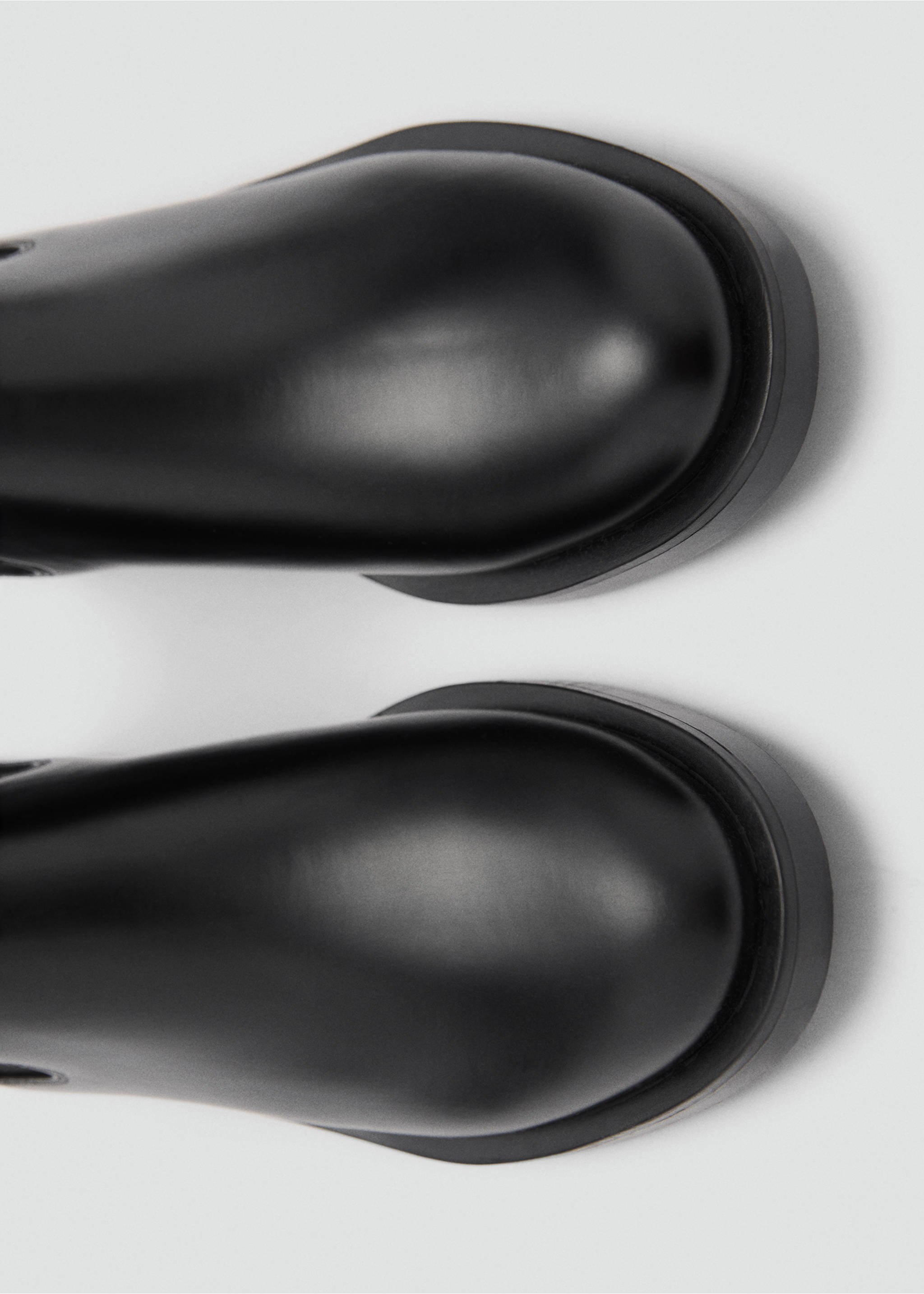 Botim de fivela com painel elástico - Pormenor do artigo 1, Preto. Ref: 77097925-00.