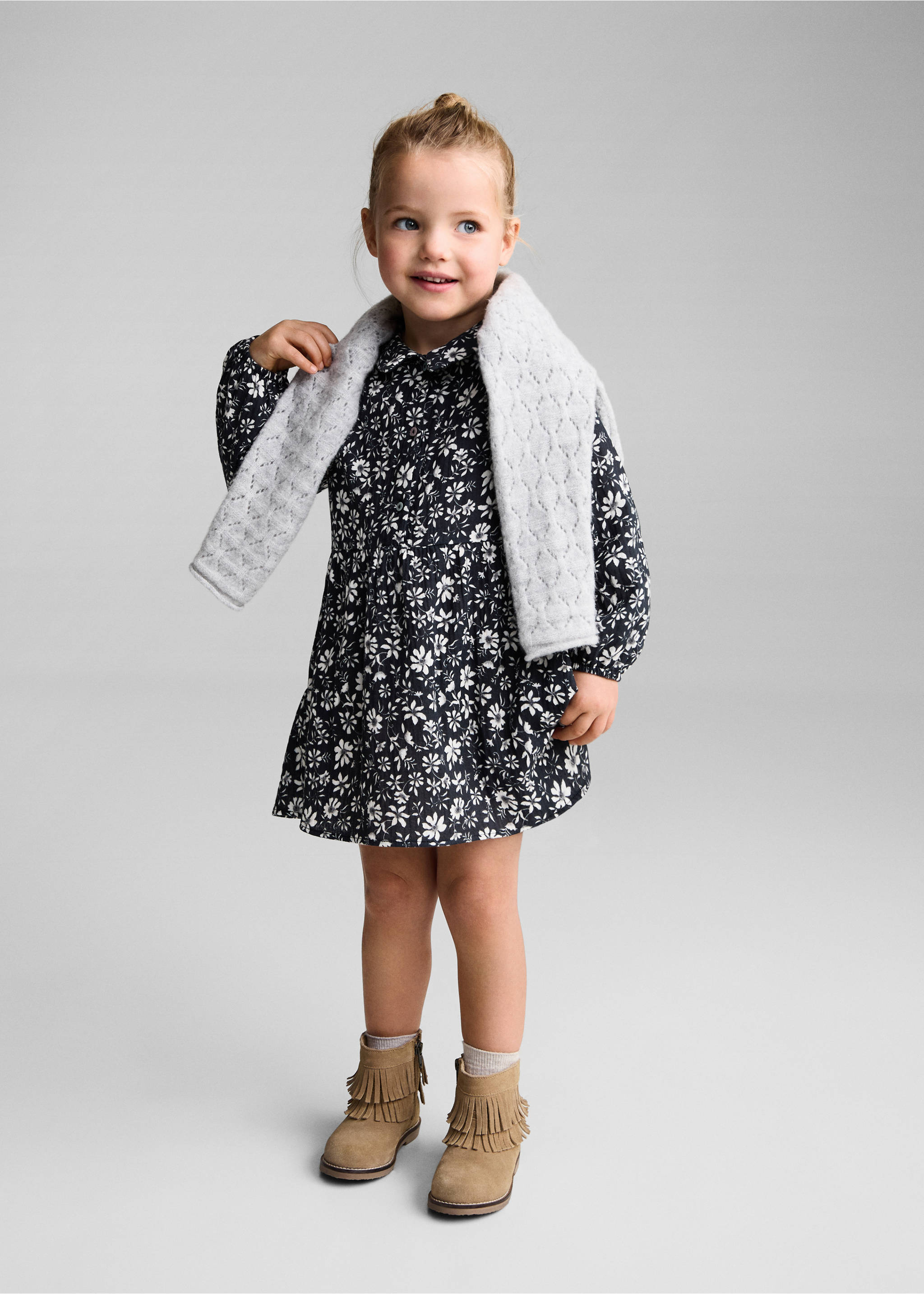 Koszulowa sukienka w kwiaty - Plan ogólny, Ciemnogranatowy. Ref: 77097933-00.