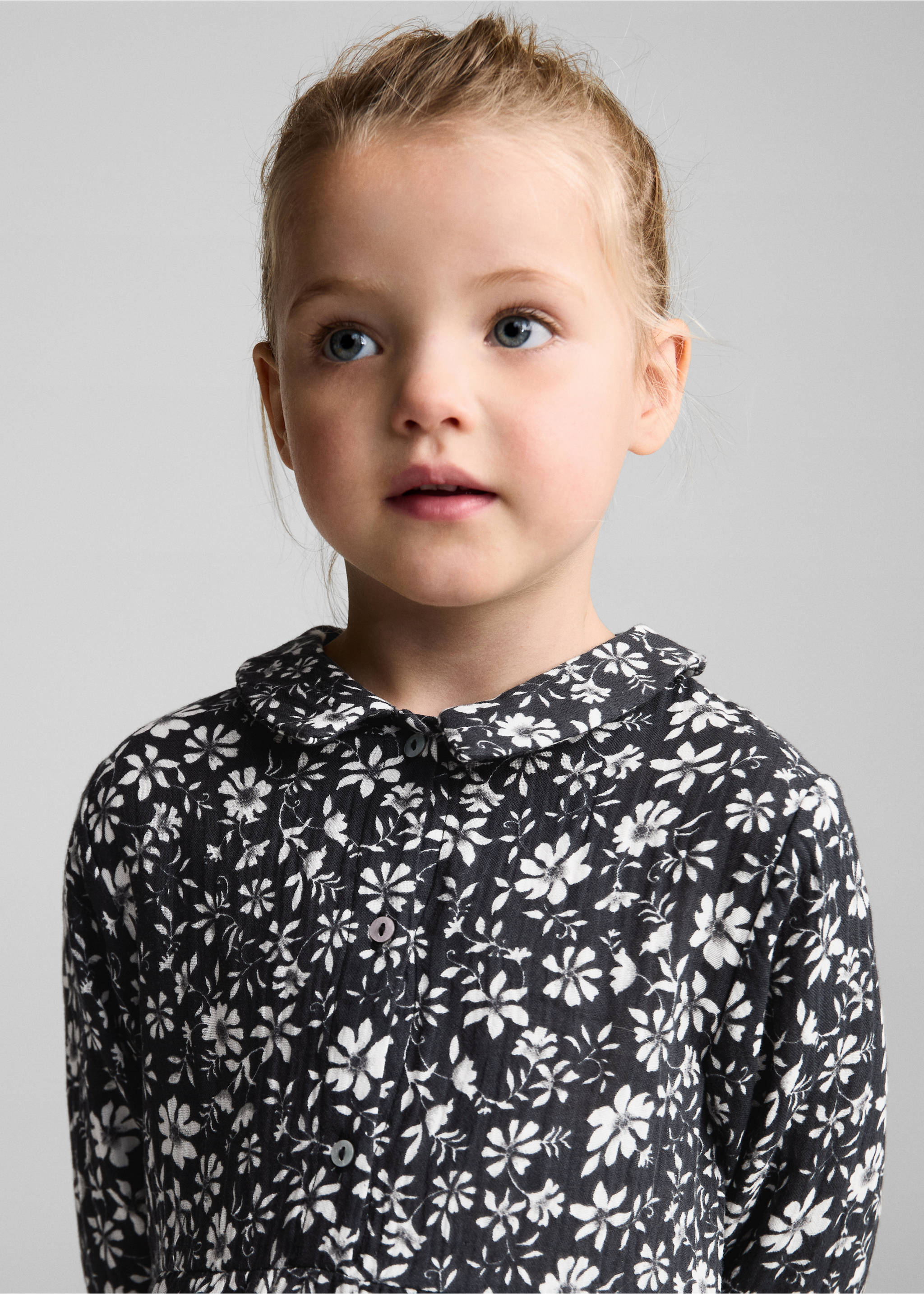 Koszulowa sukienka w kwiaty - Szczegóły artykułu 1, Ciemnogranatowy. Ref: 77097933-00.