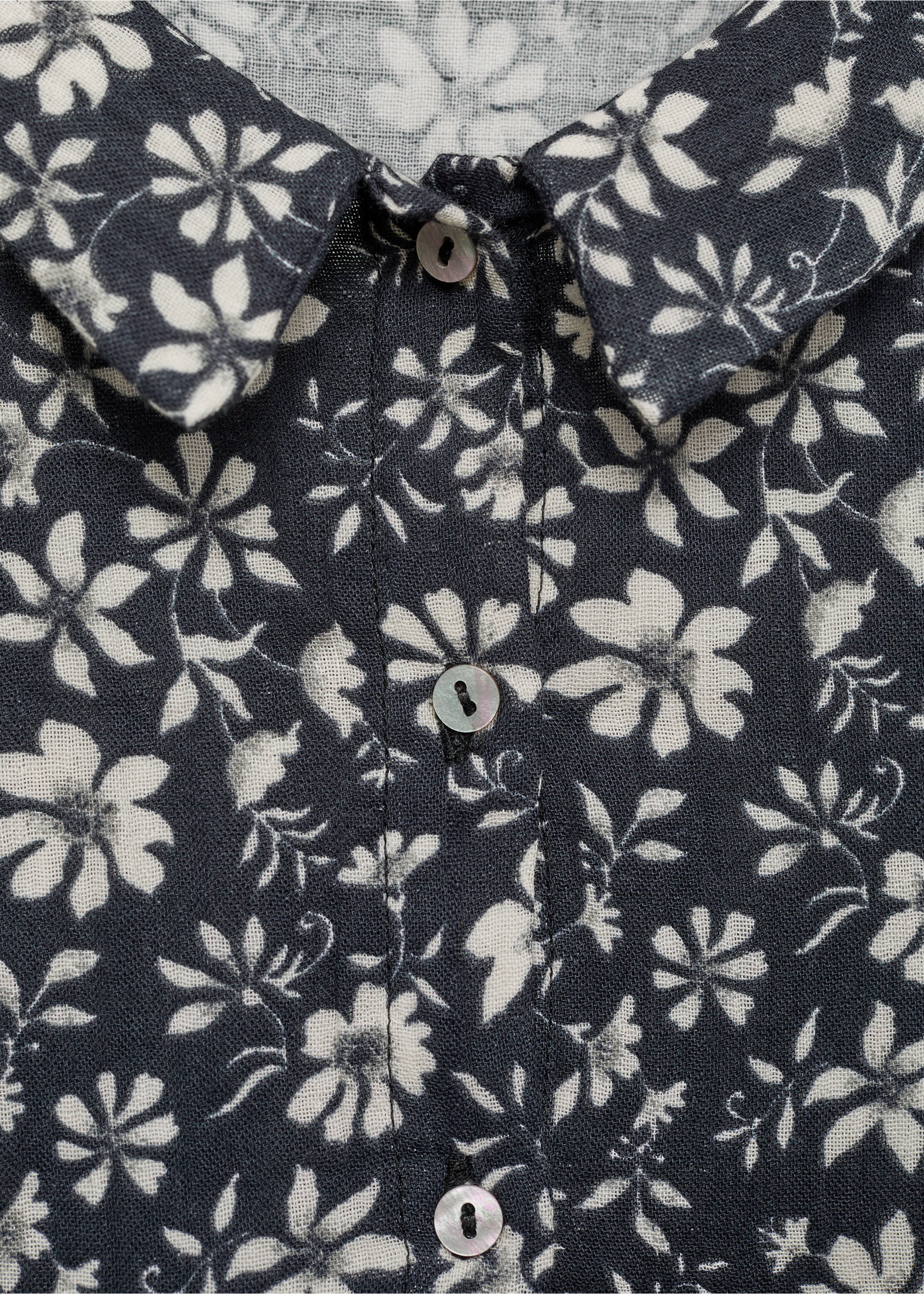 Koszulowa sukienka w kwiaty - Szczegóły artykułu 8, Ciemnogranatowy. Ref: 77097933-00.