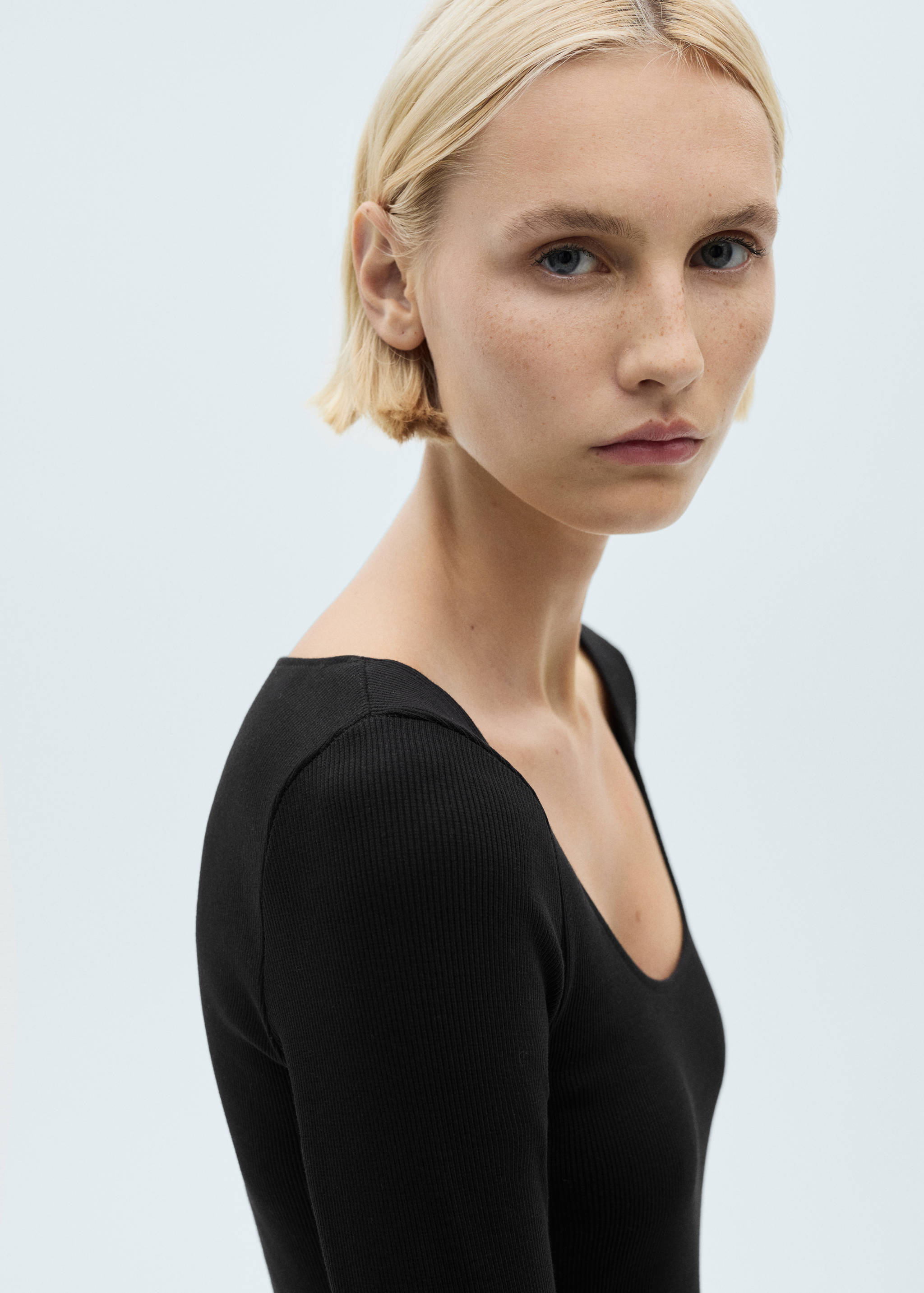 Kombiniertes Kleid mit Faltendetails und Gürtel - Detail des Artikels 1